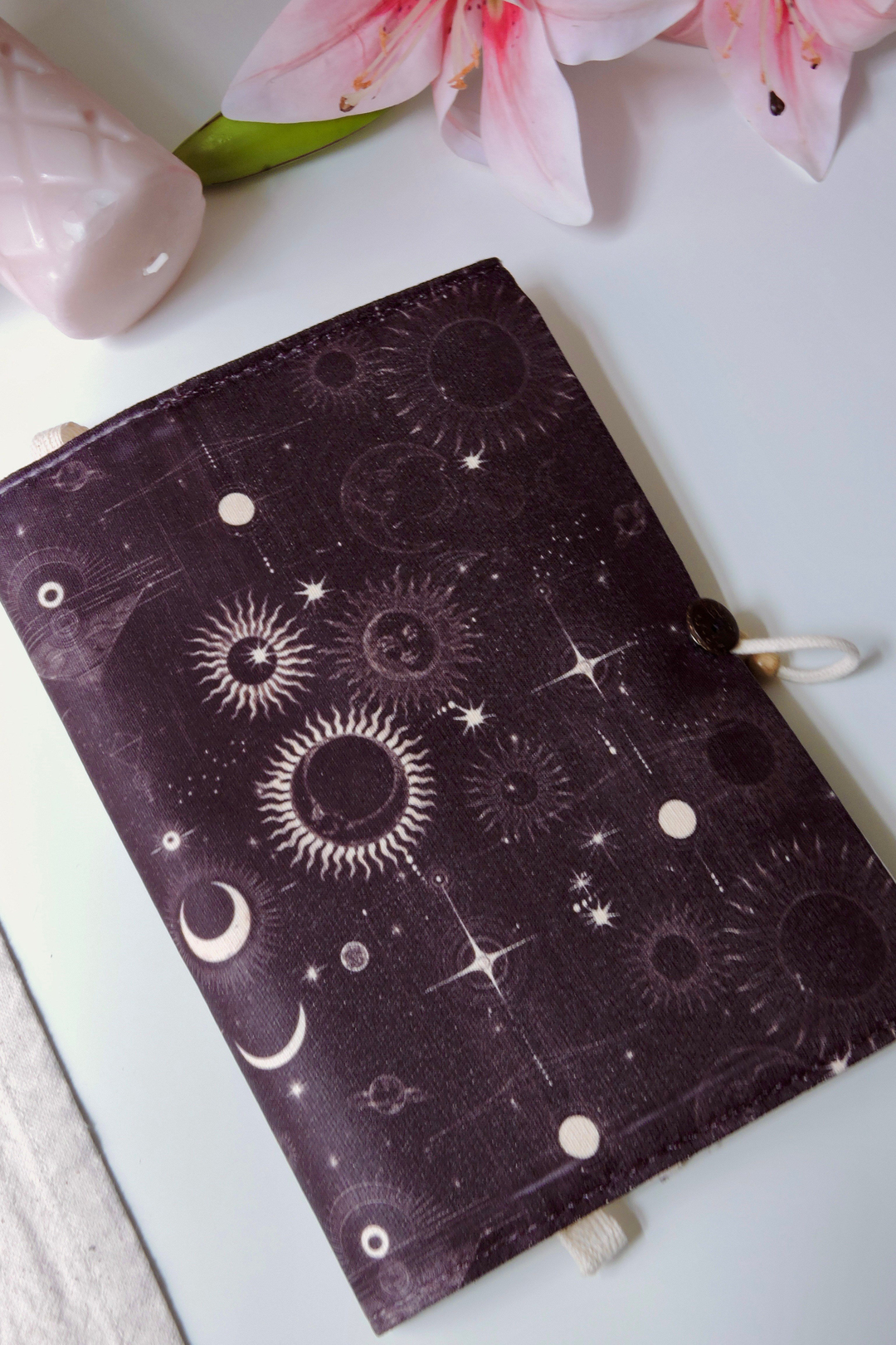 Nova Crafts Uzay Temalı A5 Düğmelii, Kalemlikli ve Ayraç İpli Kitap / Defter Kılıfı Van Gogh Temalı 