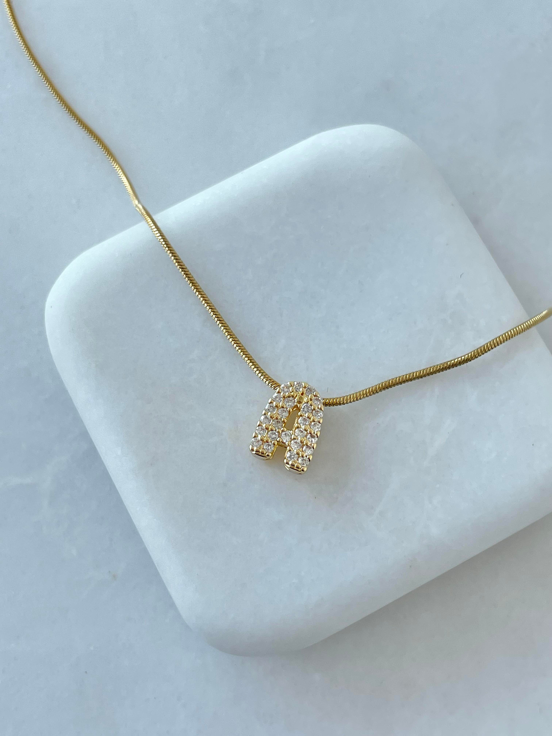 Çelik Gömme Taşlı Harf Kolye Gold