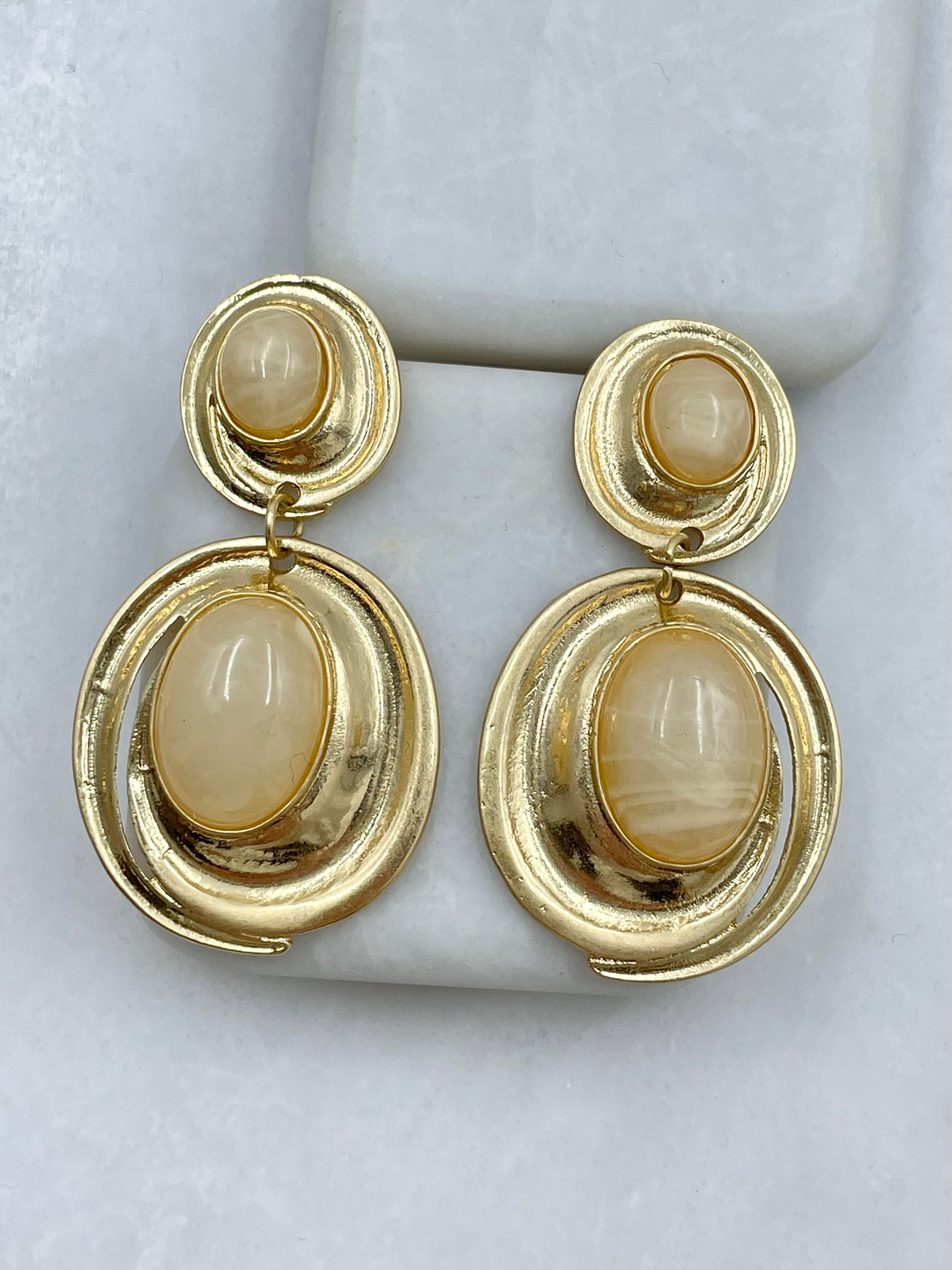 Altın Kaplama Daire Sallantılı Opal Taşlı Vintage Küpe Bej