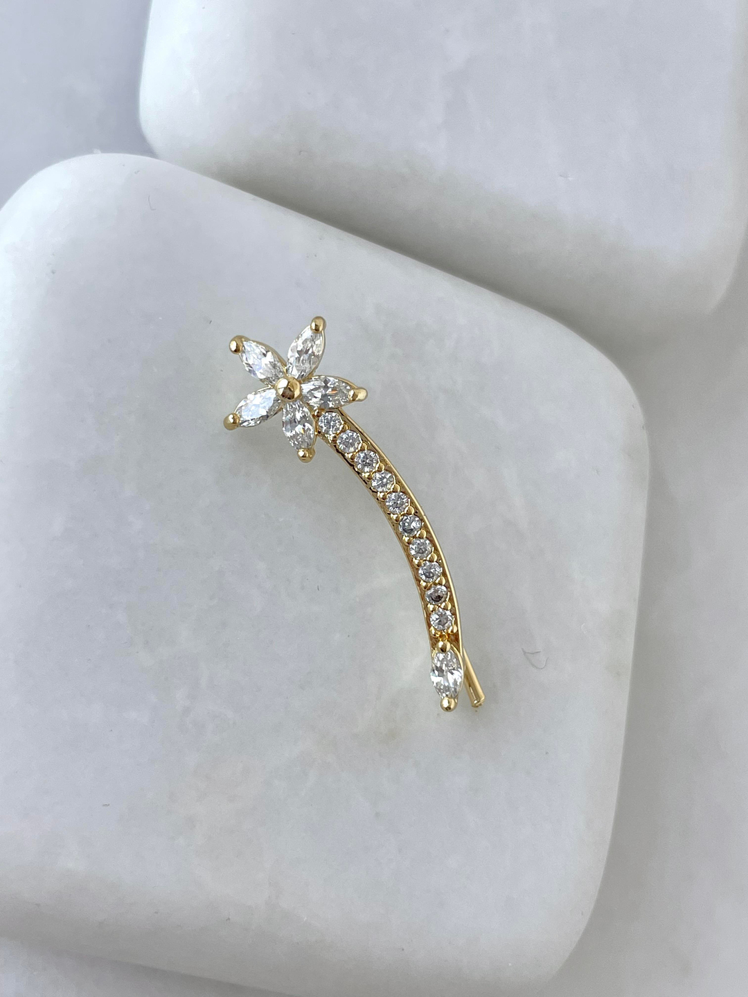 Altın Kaplama Çiçekli Taşlı Uzun Kıkırdak Küpe Gold