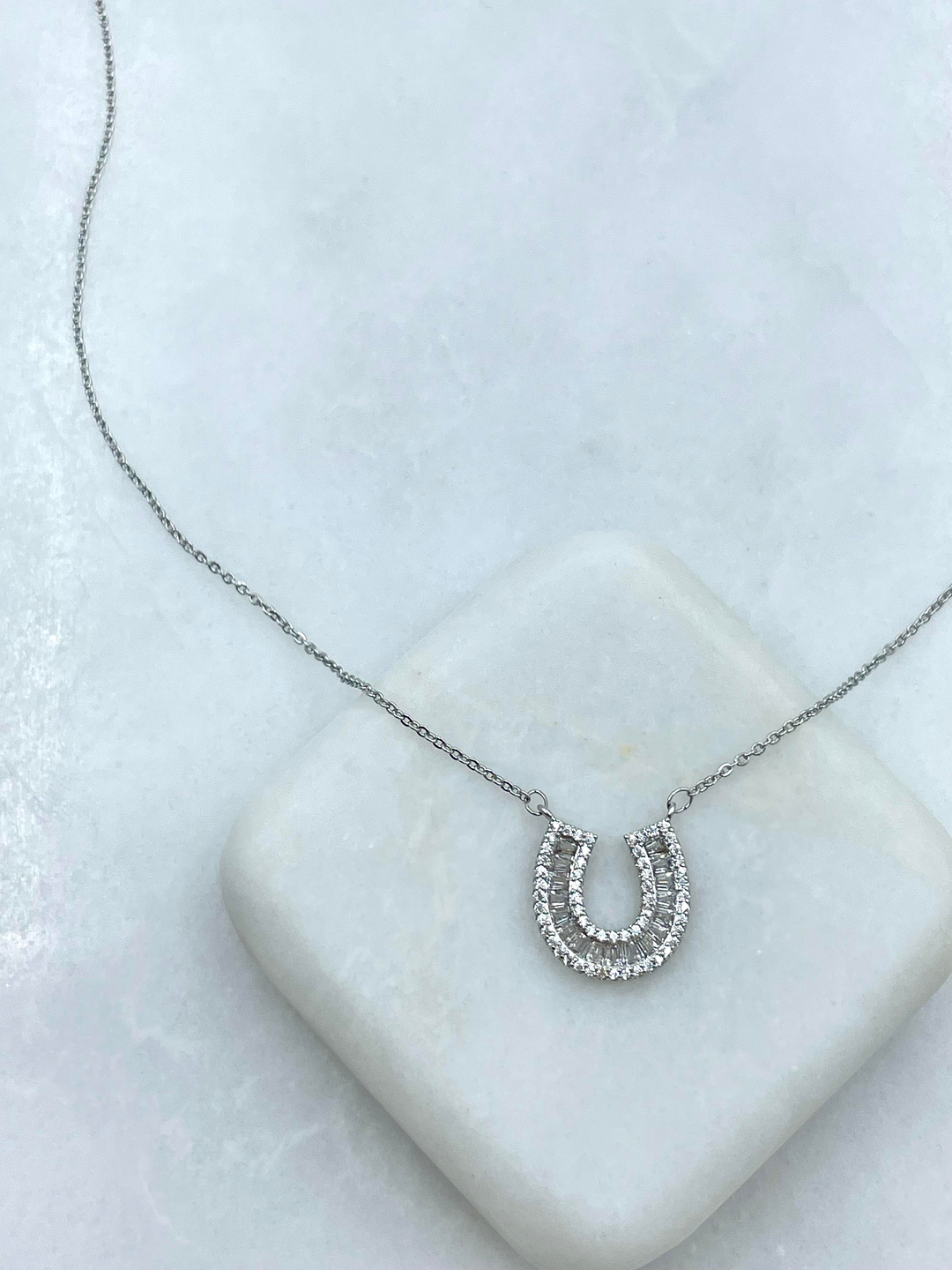 Altın Kaplama Gömme ve Kristal Taşlı U Model Kolye Gümüş