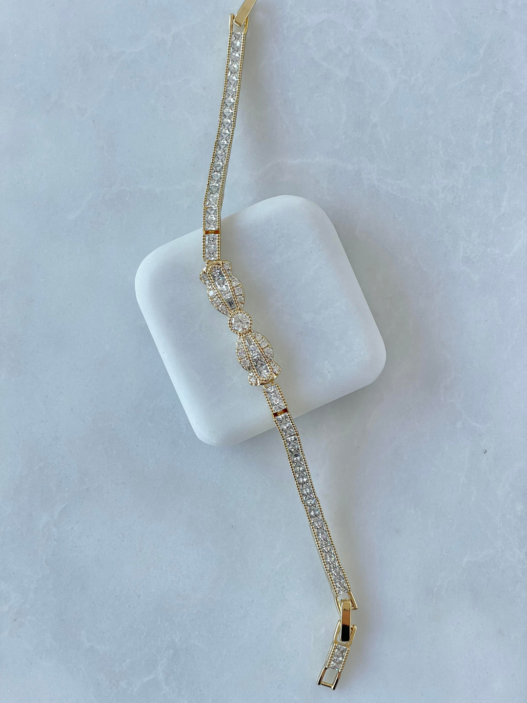 Özel Seri Kristal Taşlı Fiyonk Model Bileklik Gold