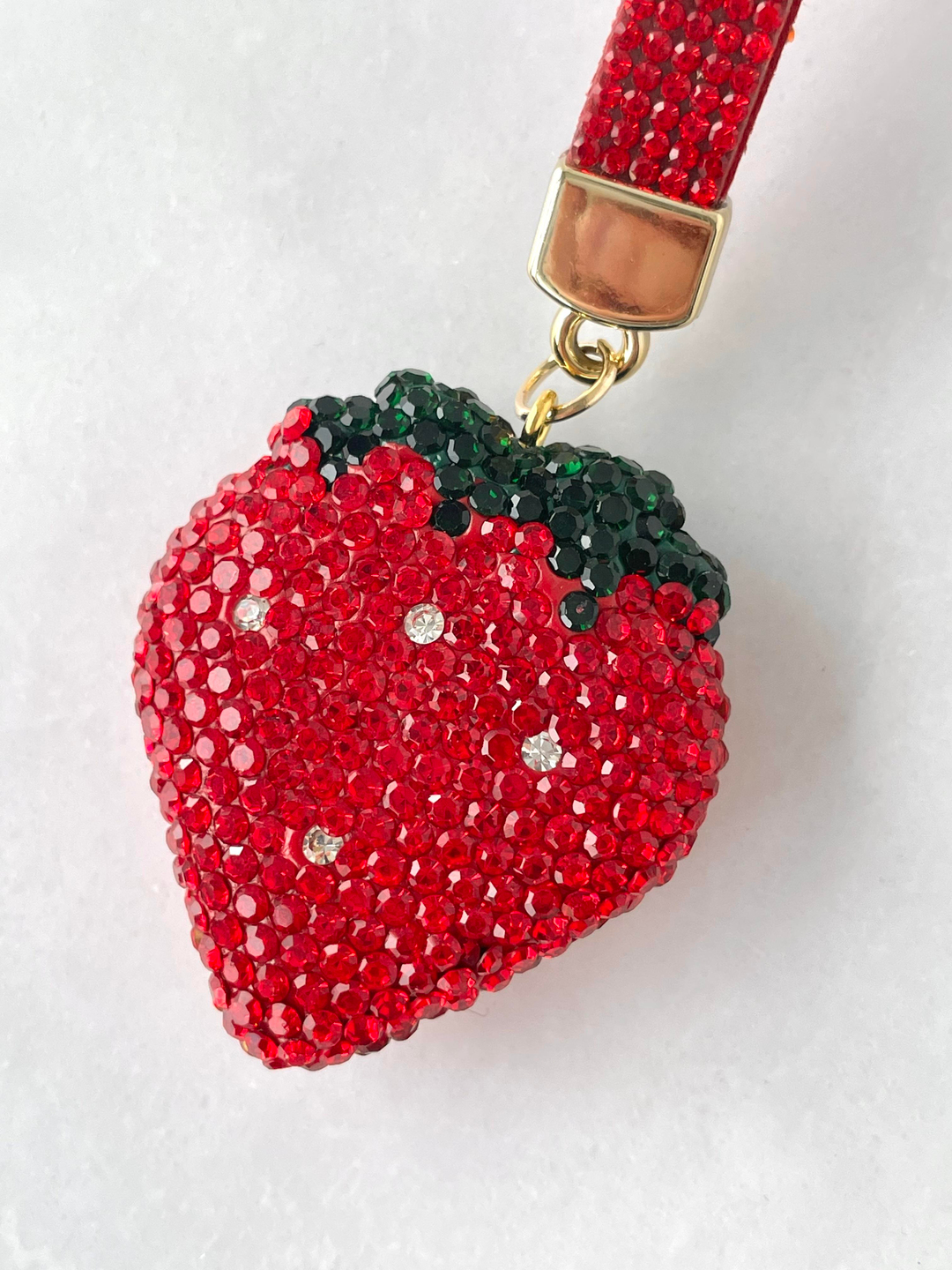 Kristal Taşlı Çilek Çanta Aksesuarı Kırmızı