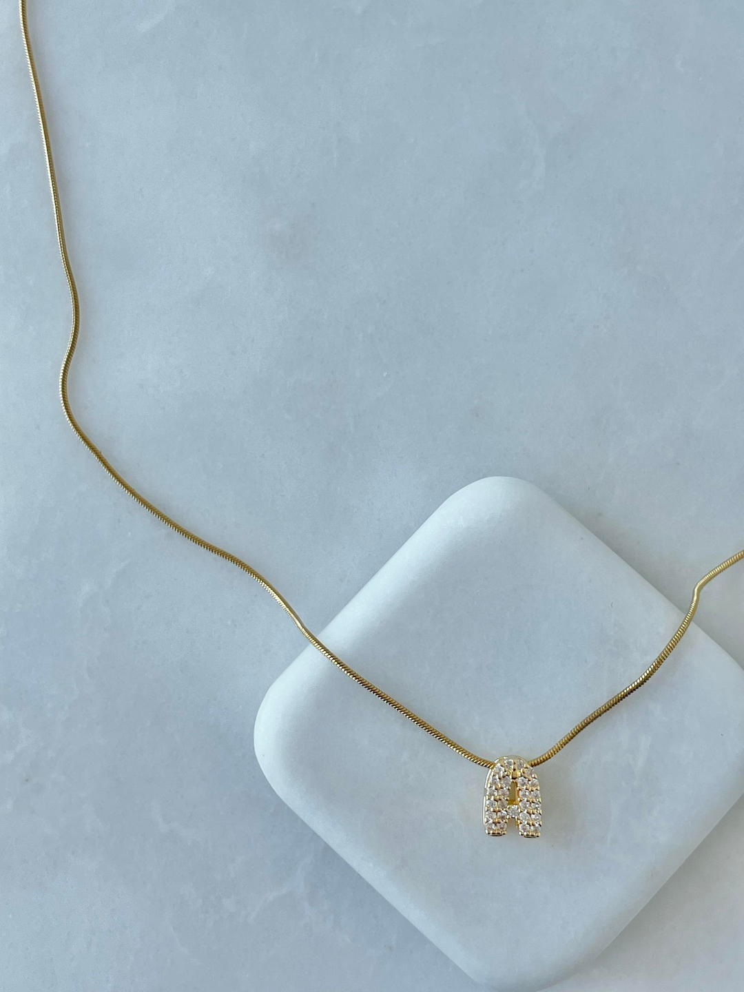 Çelik Gömme Taşlı Harf Kolye Gold