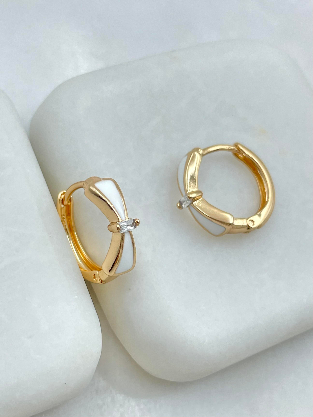 Özel Seri Beyaz Mineli Fiyonk Model Halka Küpe Gold