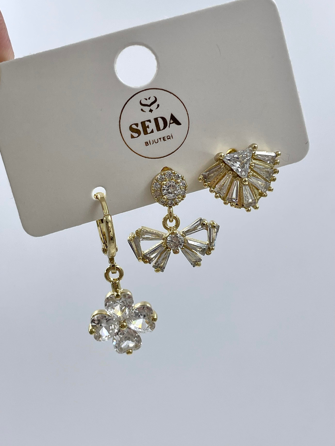 Altın Kaplama Üçlü Kristal Taşlı Çiçek ve Kurdele Set Küpe Gold