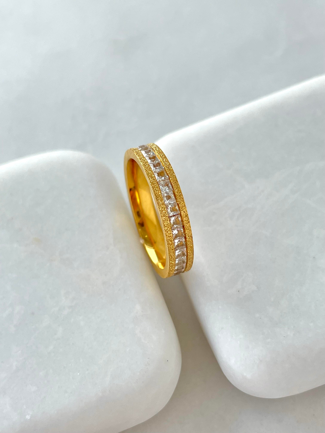 Çelik Simli Gömme Taşlı Yüzük Gold