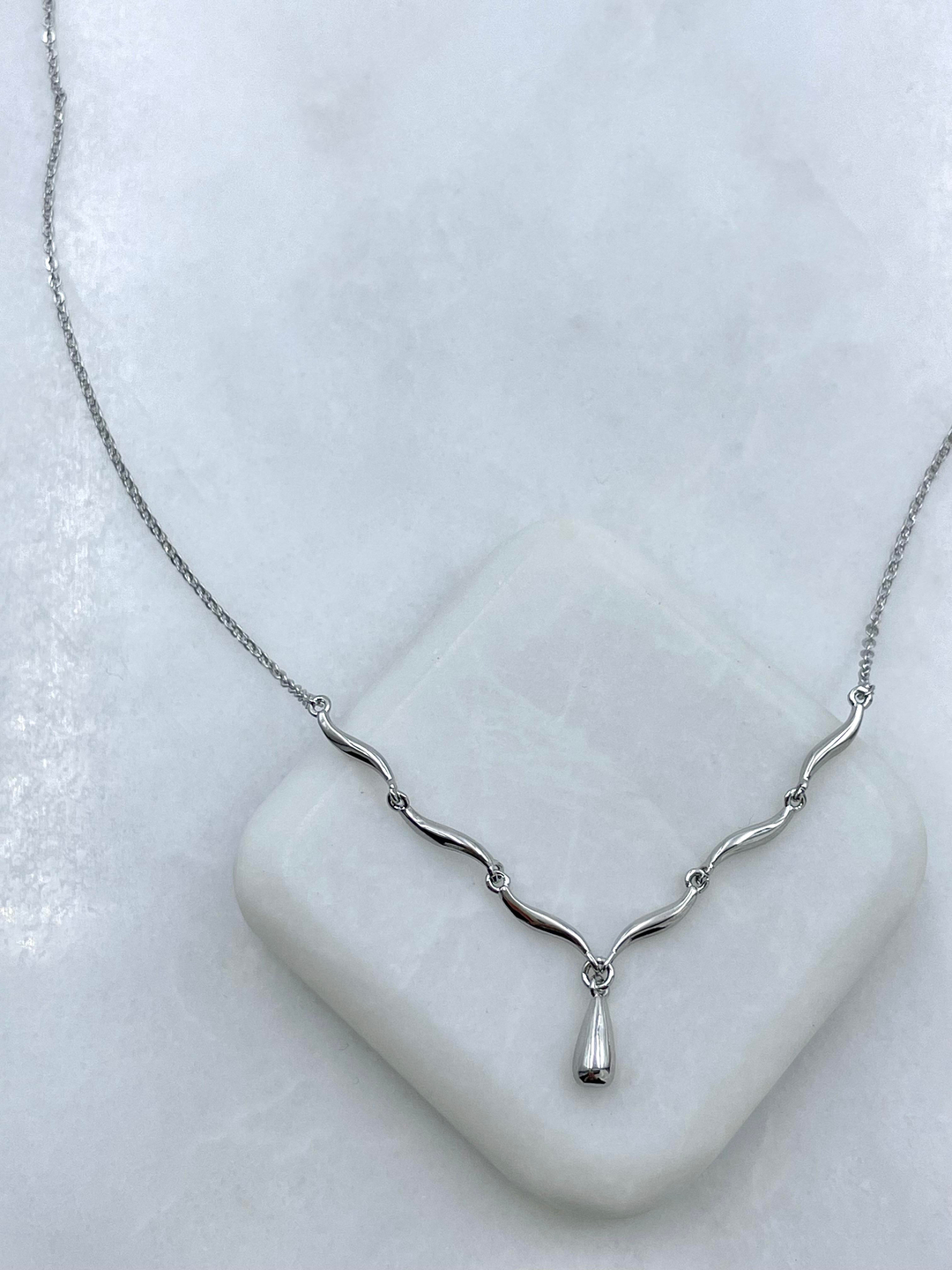 Altın Kaplama Su Damlası Sallantılı Minimal Kolye Gümüş