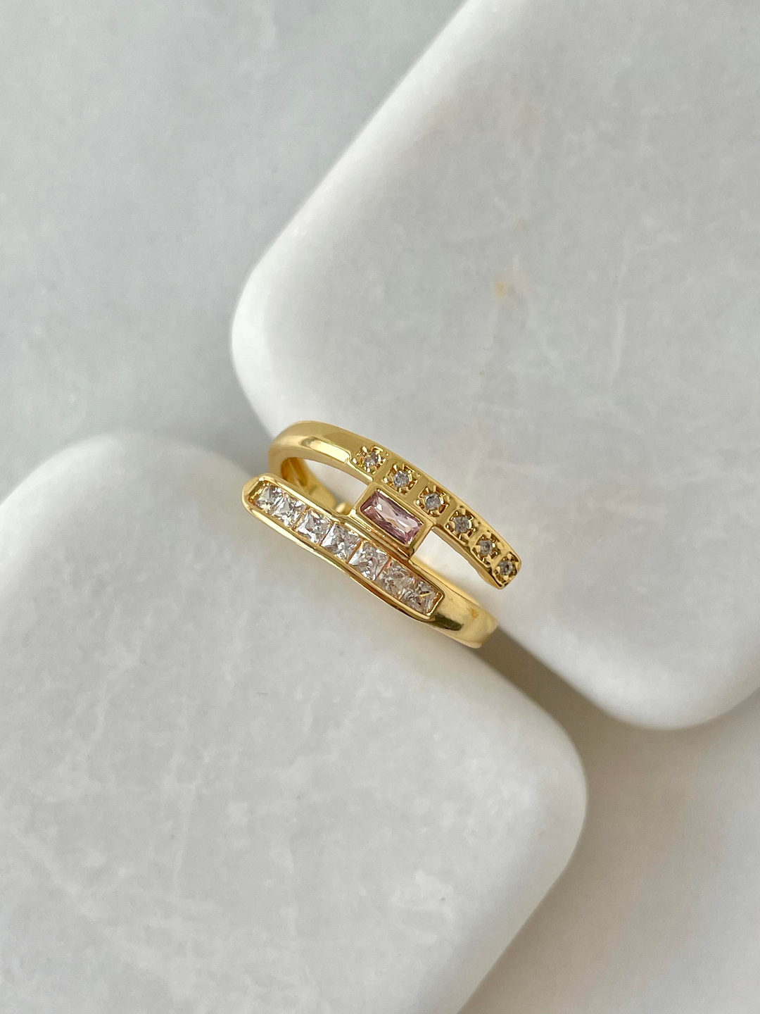 Altın Kaplama Renkli Kristal Taşlı Çift Sıra Yüzük Beyaz