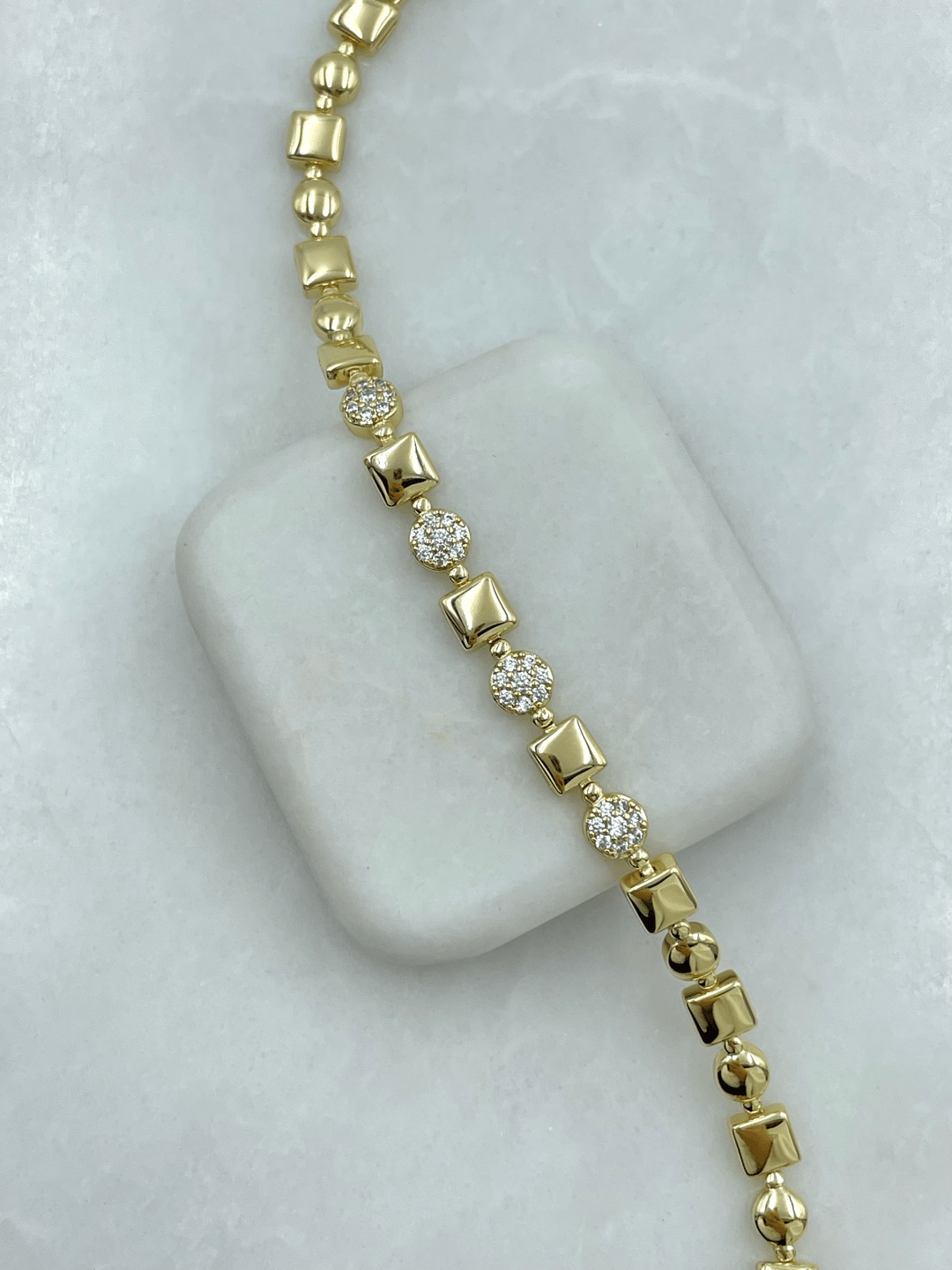 Özel Seri Gömme Taşlı Kare ve Daire Model Bileklik Gold