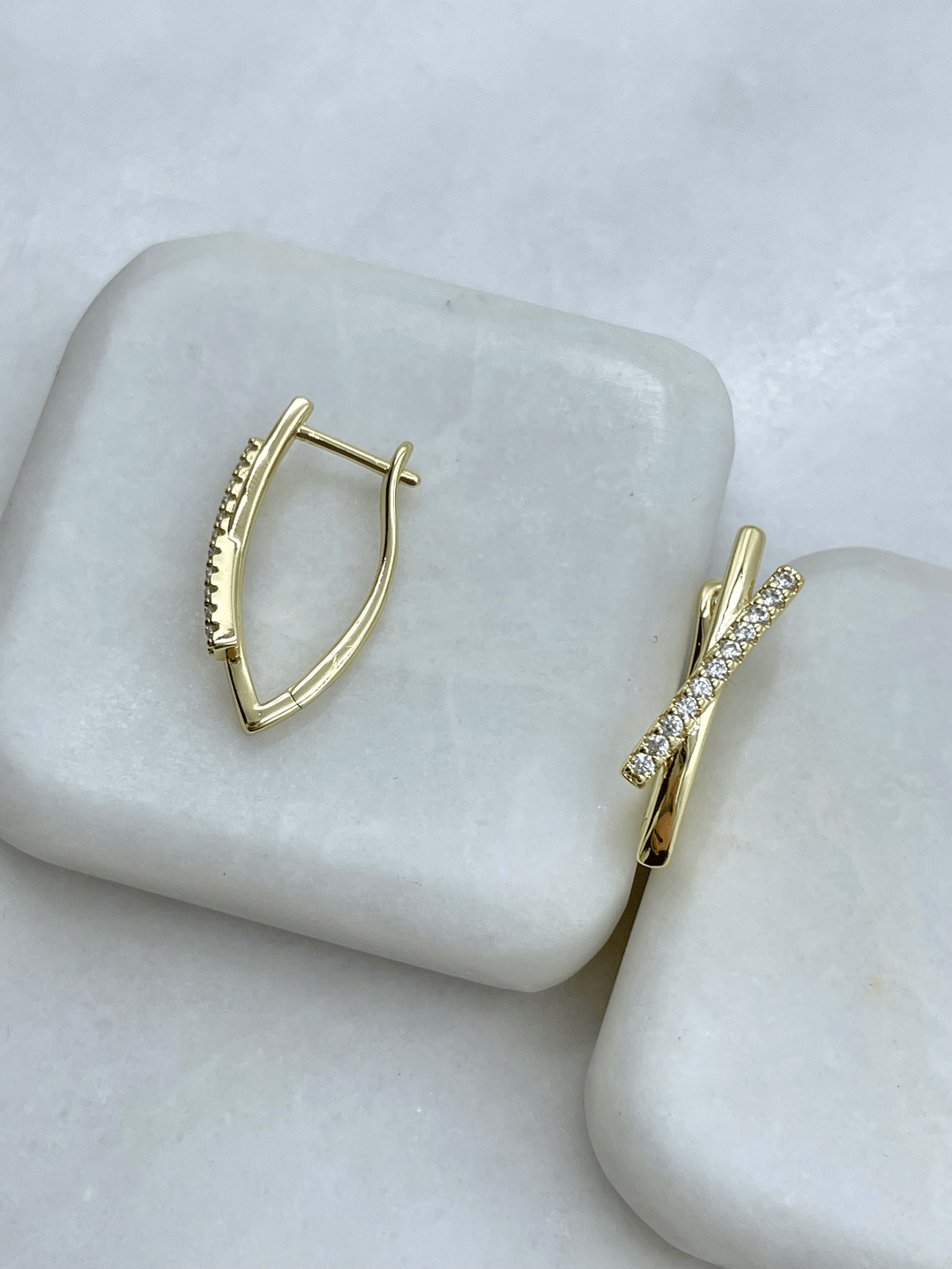 Altın Kaplama Gömme Taşlı Çapraz Model Küpe Gold