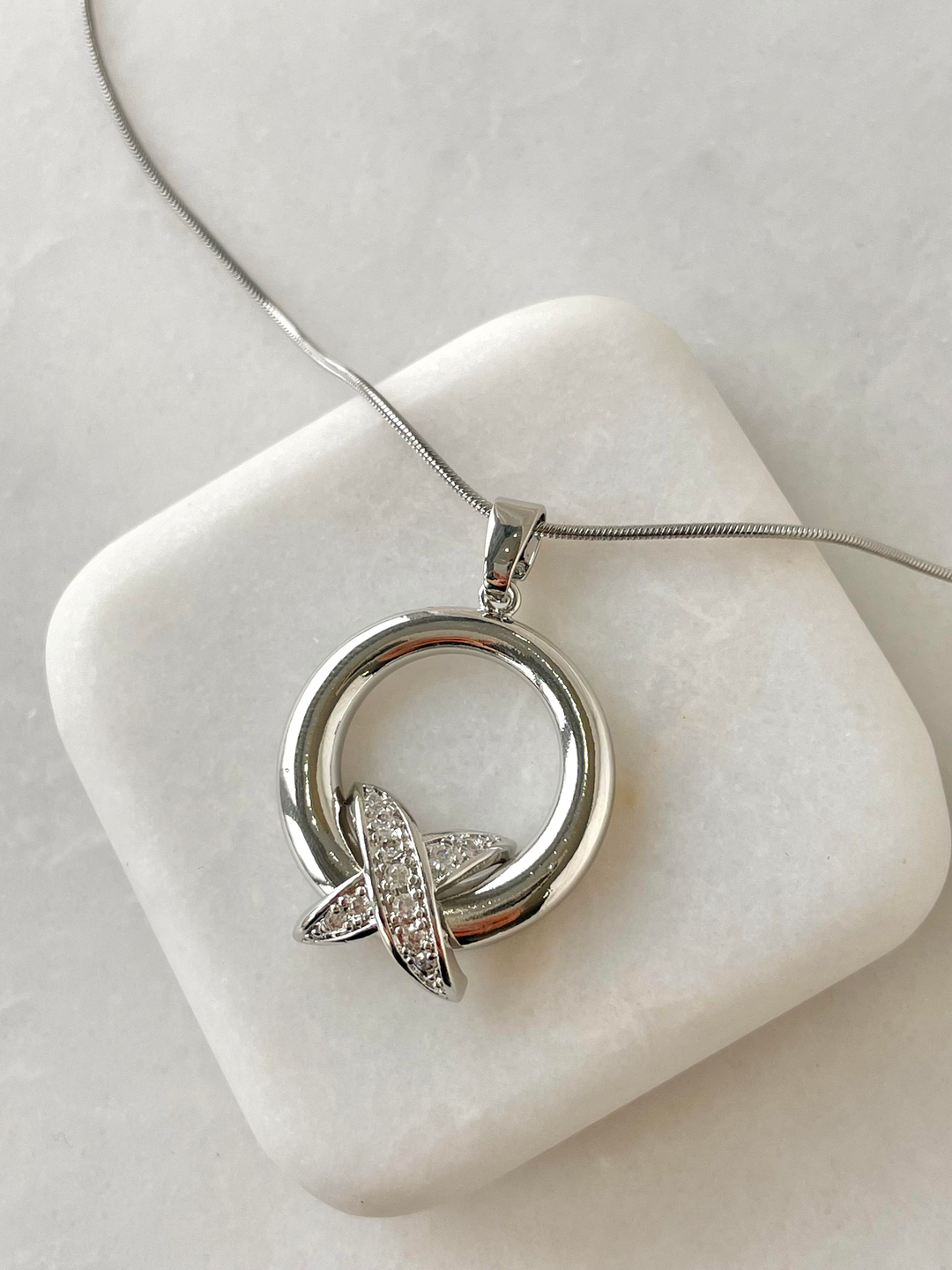 Çelik Gömme Taşlı X Model Halka Kolye Gümüş