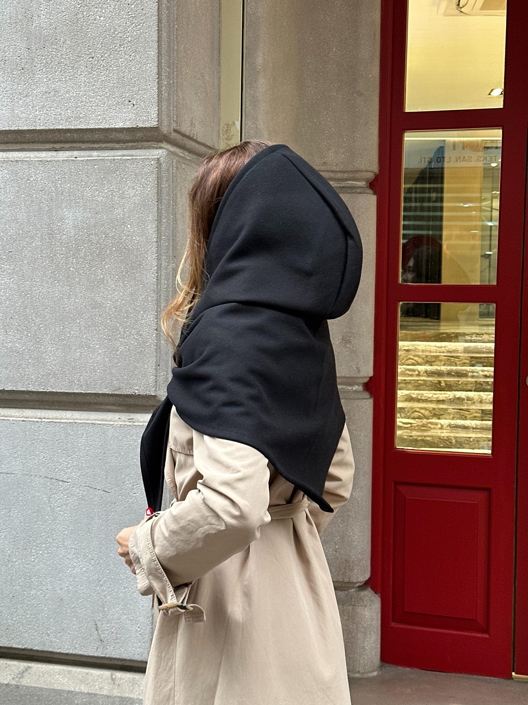 Üçgen Kapüşonlu Omuz Şalı Siyah