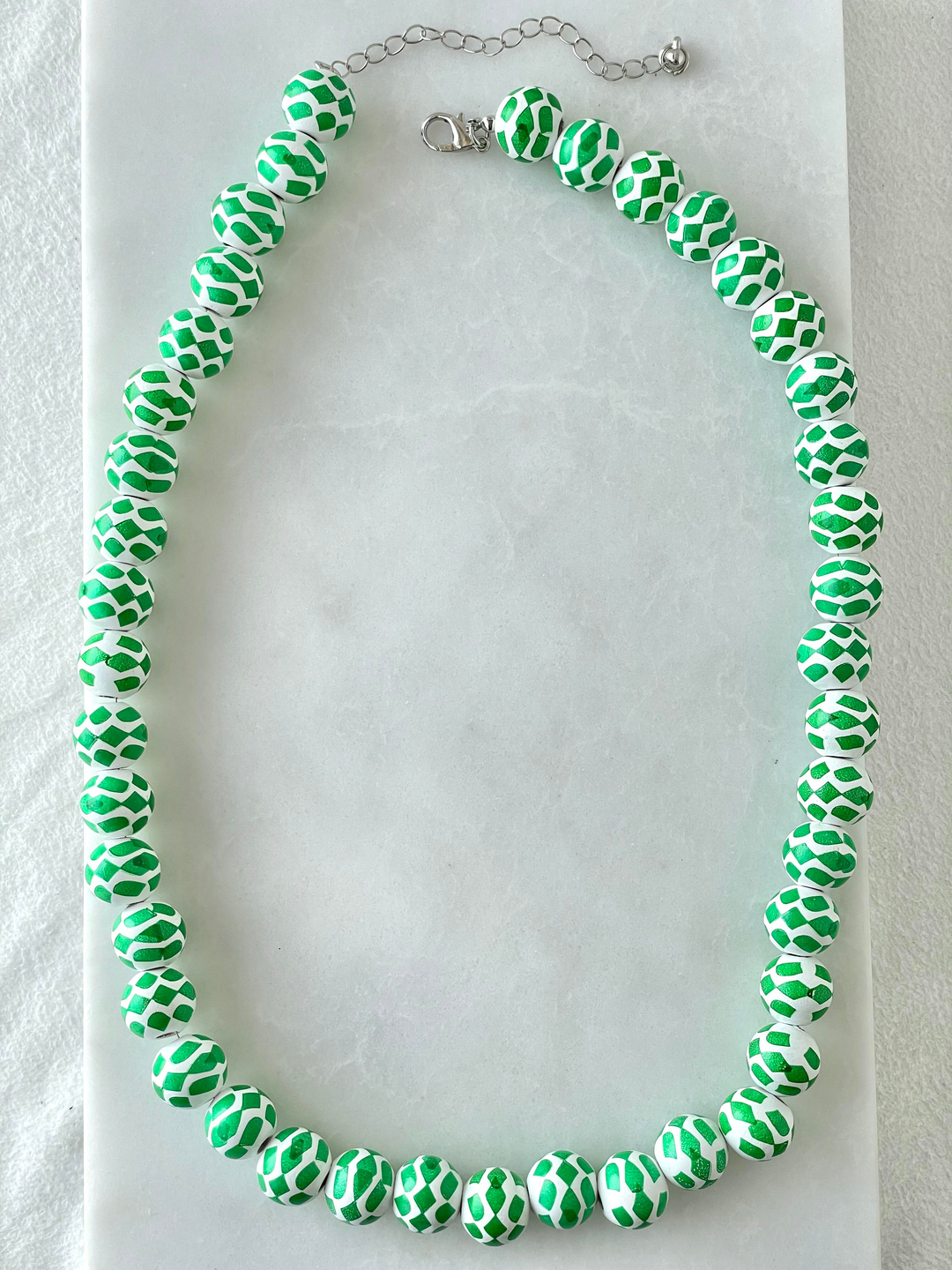 Desenli Tahta Boncuk Kolye Yeşil Gümüş