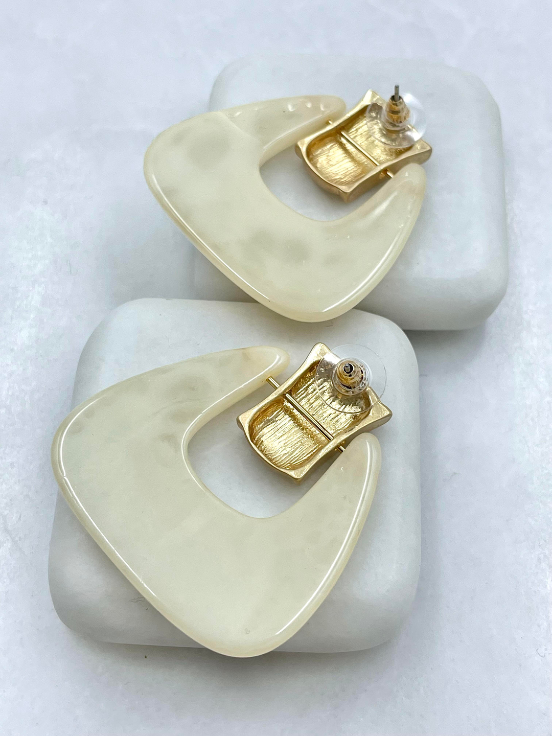 Altın Kaplama Eskitme Detaylı Çanta Model Vintage Küpe Bej