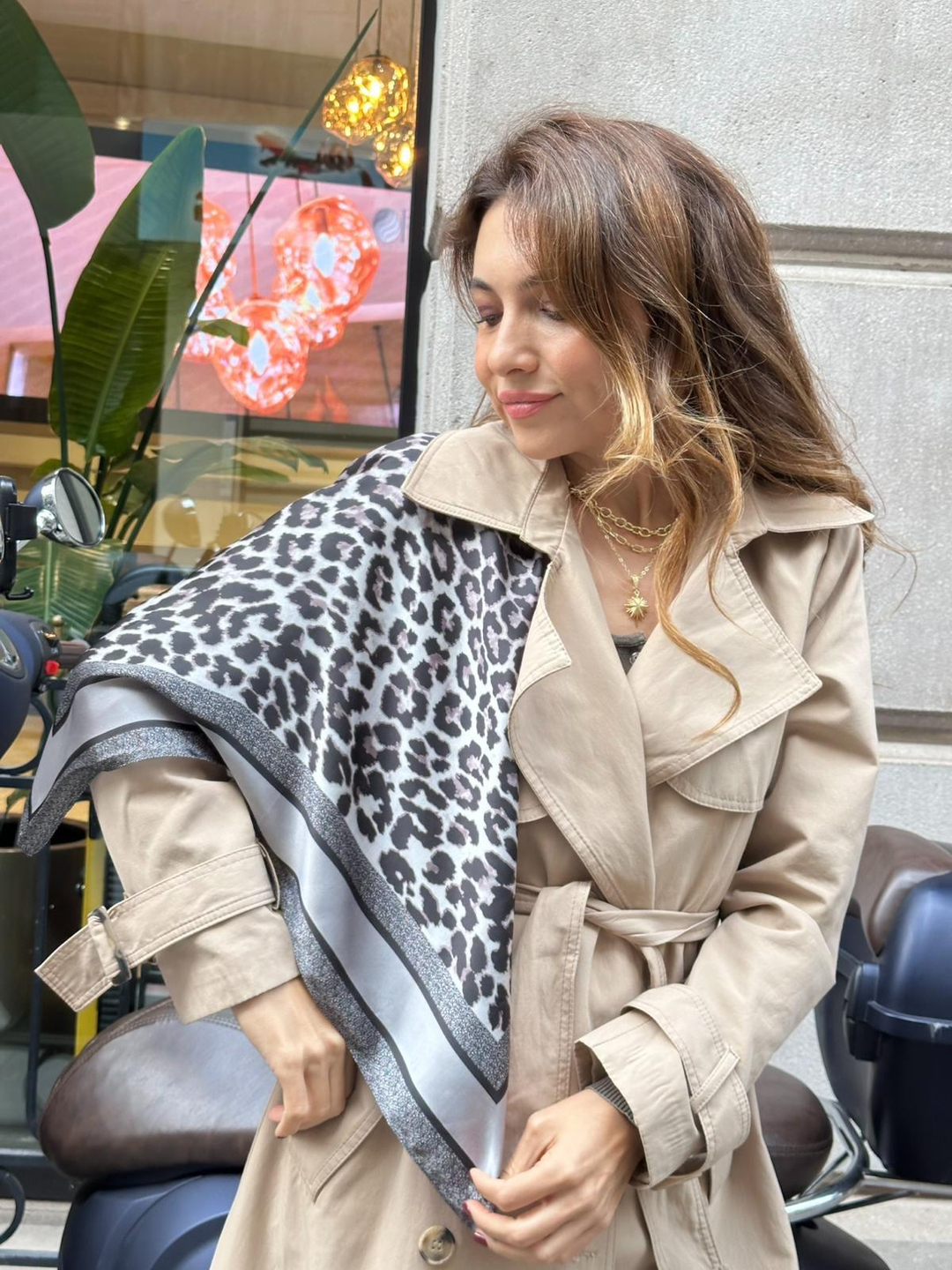 Leopar Desenli Gri Fular 70 x 70 cm Renkli