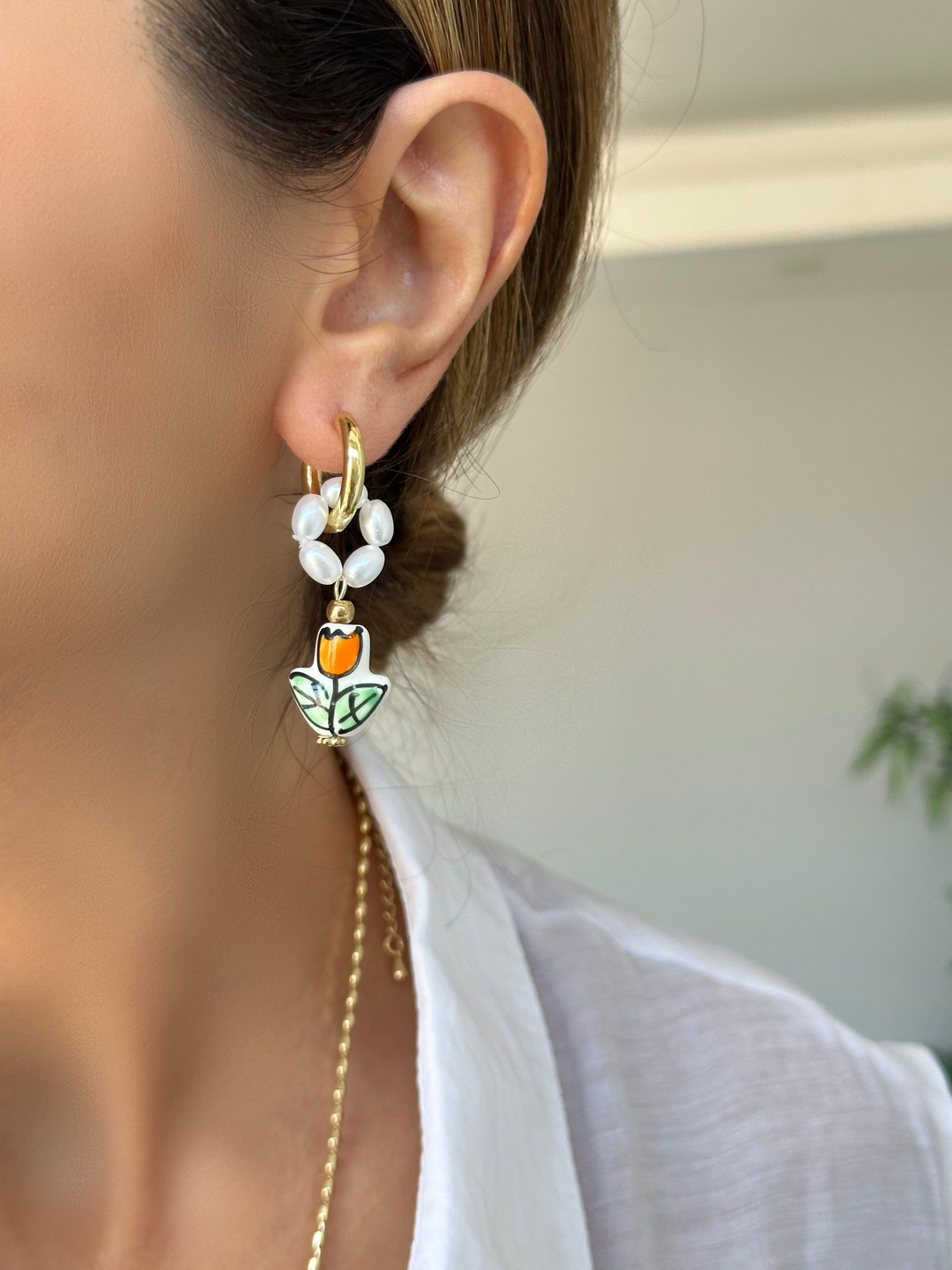 Altın Kaplama Turuncu Porselen Lale Charmlı Halka Küpe Gold