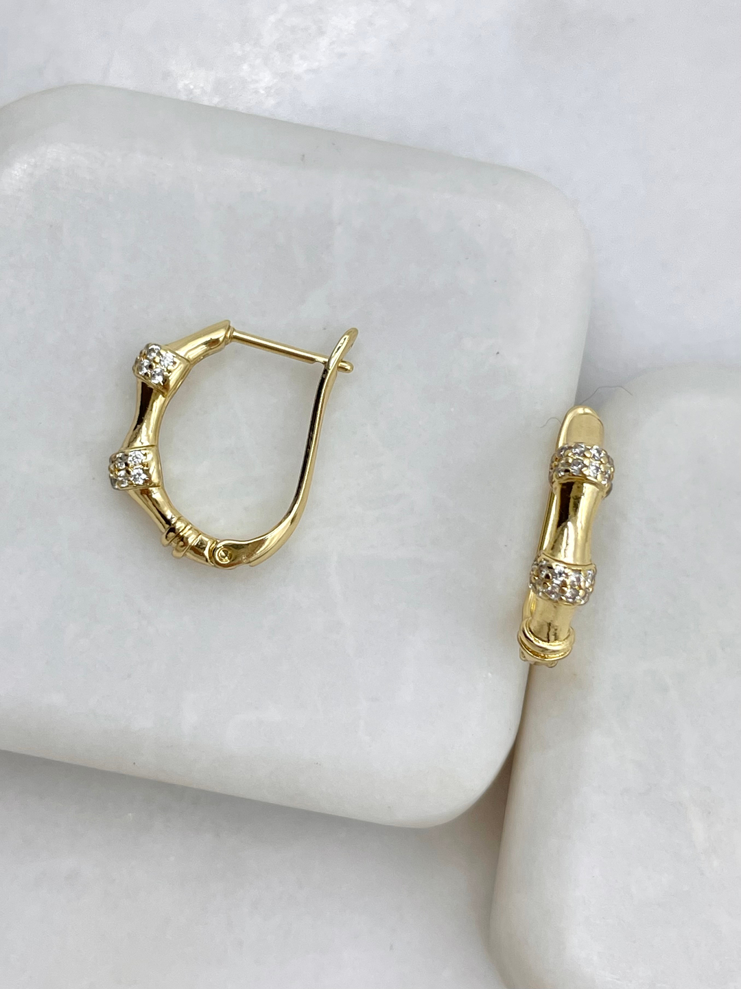 Özel Seri Gömme Taşlı Kemik Model Bombeli U Küpe Gold