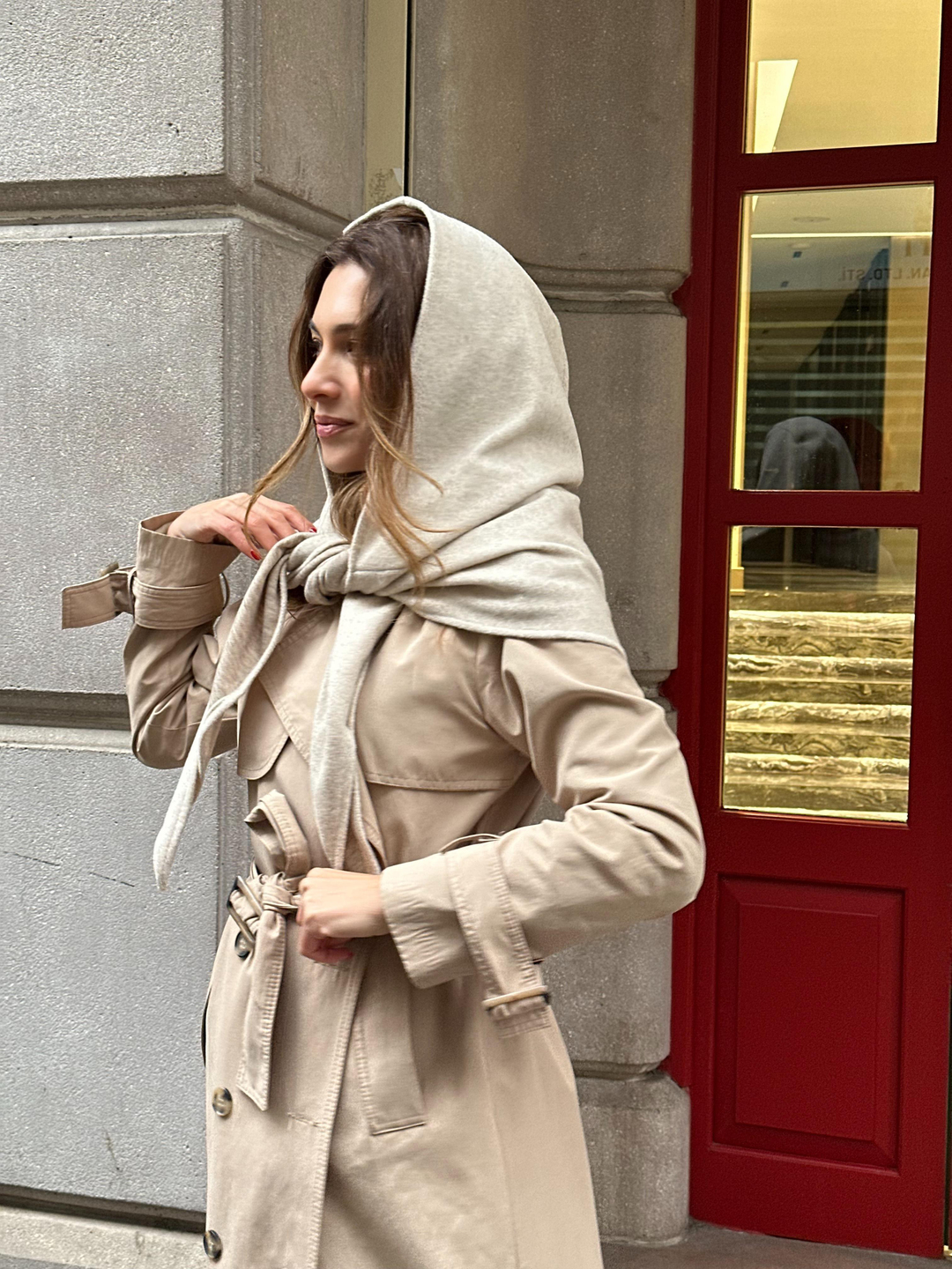 Üçgen Kapüşonlu Omuz Şalı Bej