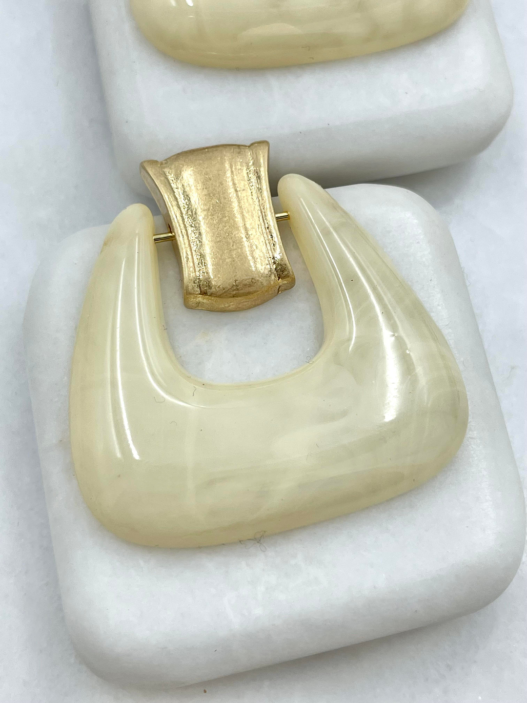 Altın Kaplama Eskitme Detaylı Çanta Model Vintage Küpe Bej