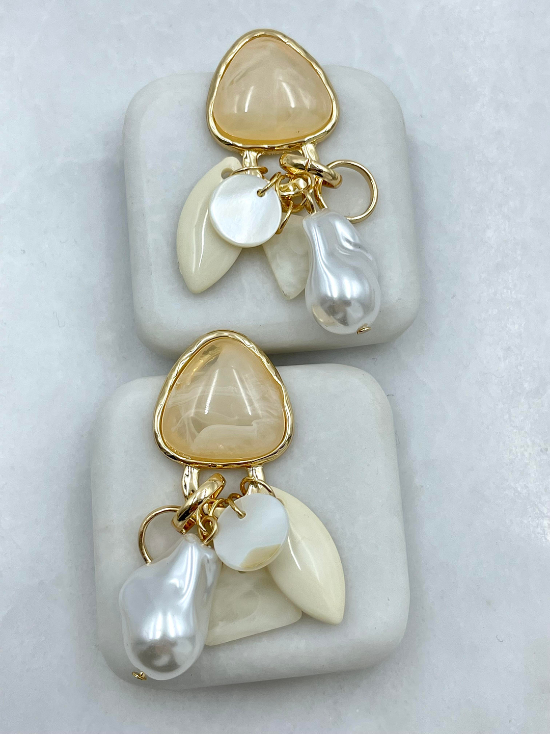 Altın Kaplama İnci Sallantılı Opal Taşlı Vintage Küpe Bej