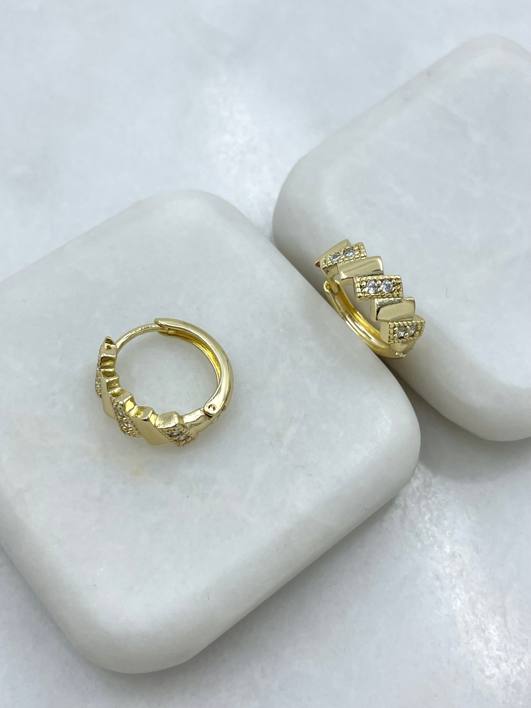 Özel Seri Gömme Taşlı Asimetrik Model Halka Küpe Gold