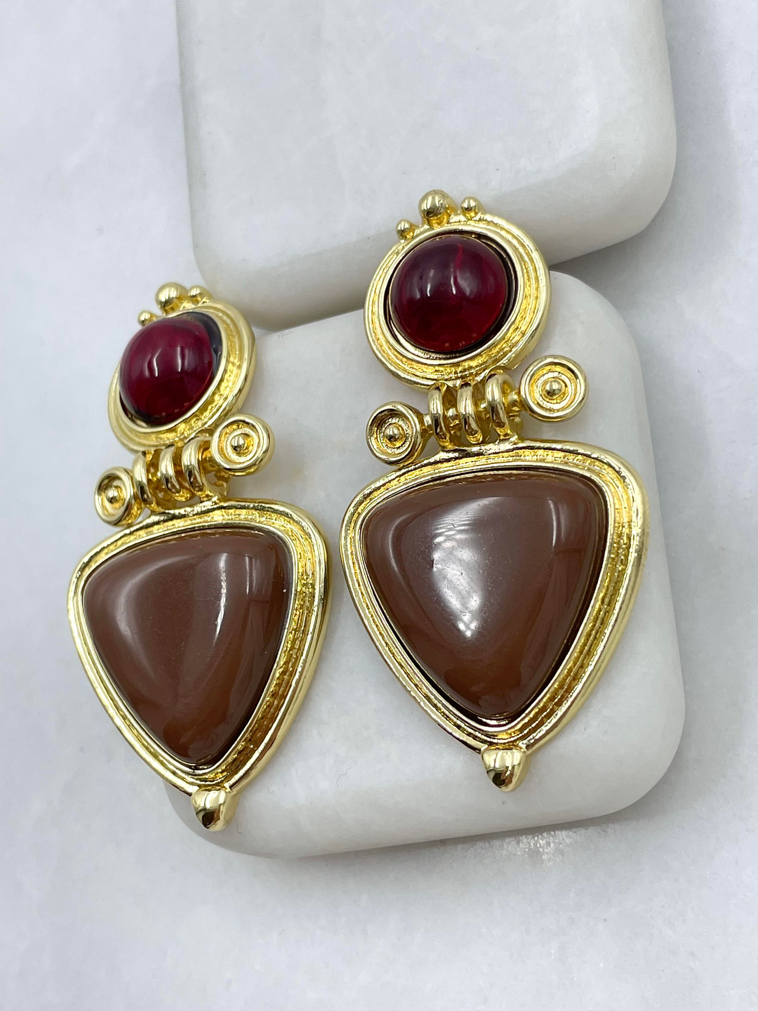 Altın Kaplama Kırmızı Taşlı Üçgen Vintage Küpe Kahve