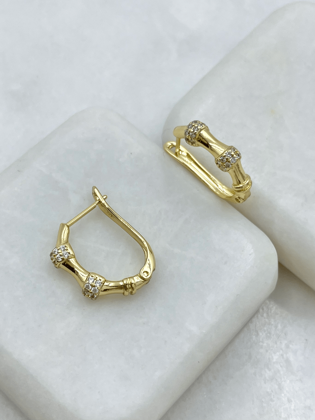 Özel Seri Gömme Taşlı Kemik Model Bombeli U Küpe Gold