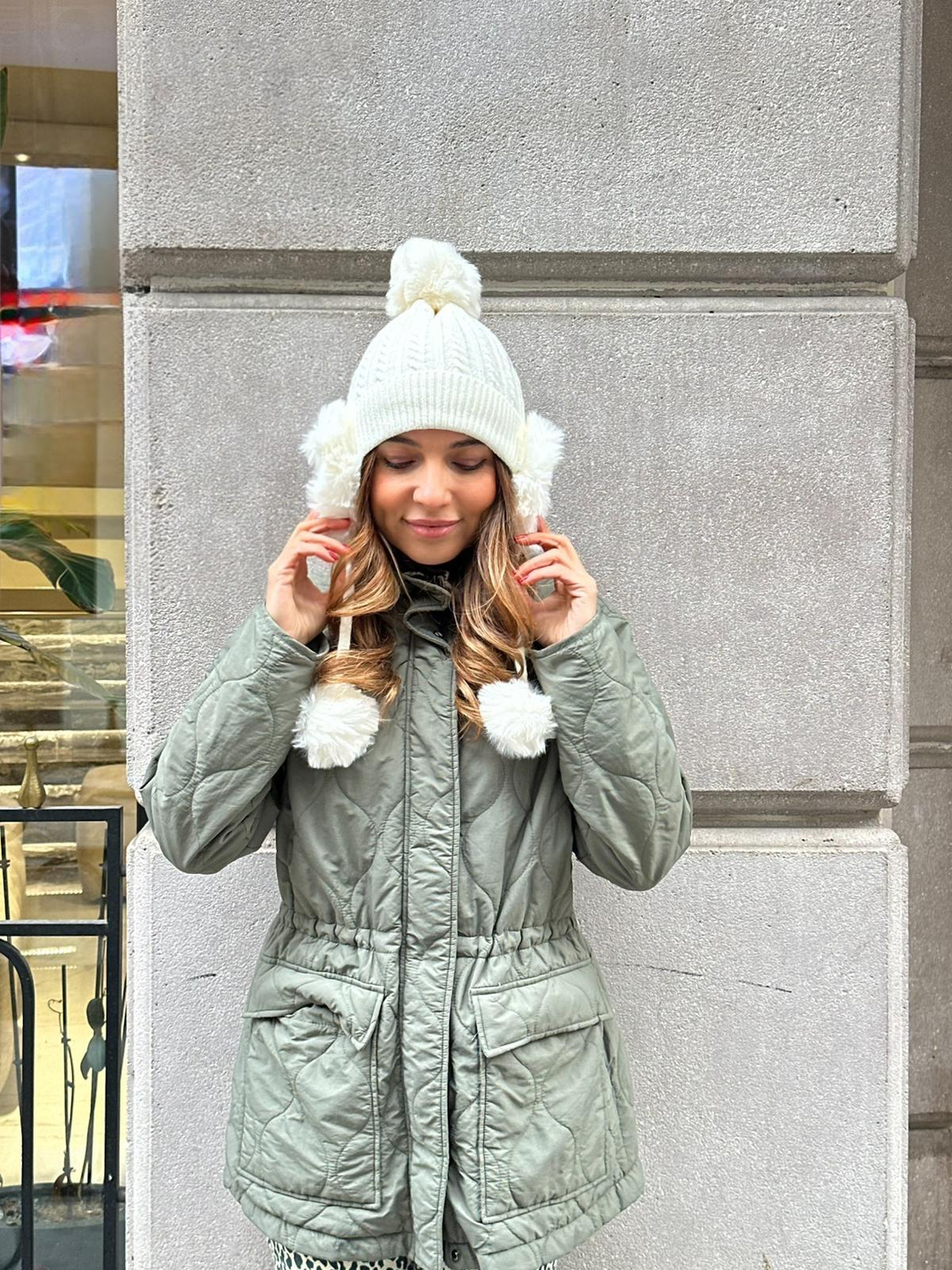 Kulaklıklı Ponponlu Bere Ekru