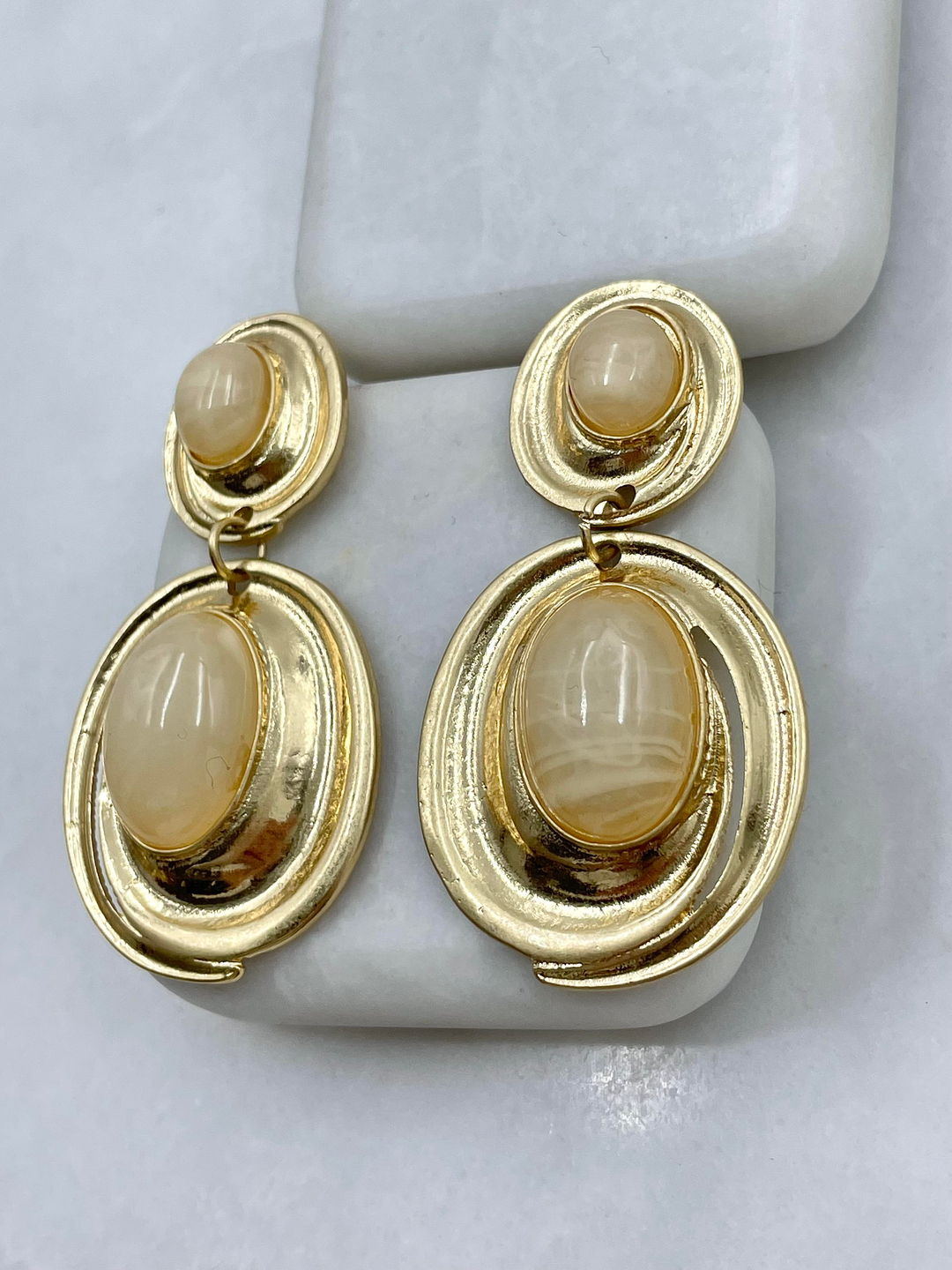 Altın Kaplama Daire Sallantılı Opal Taşlı Vintage Küpe Bej