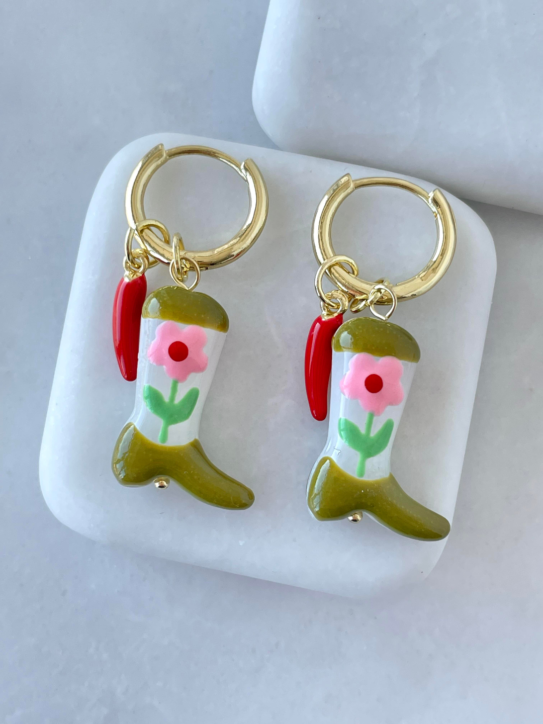 Altın Kaplama Biber ve Çizme Charmlı Halka Küpe Gold