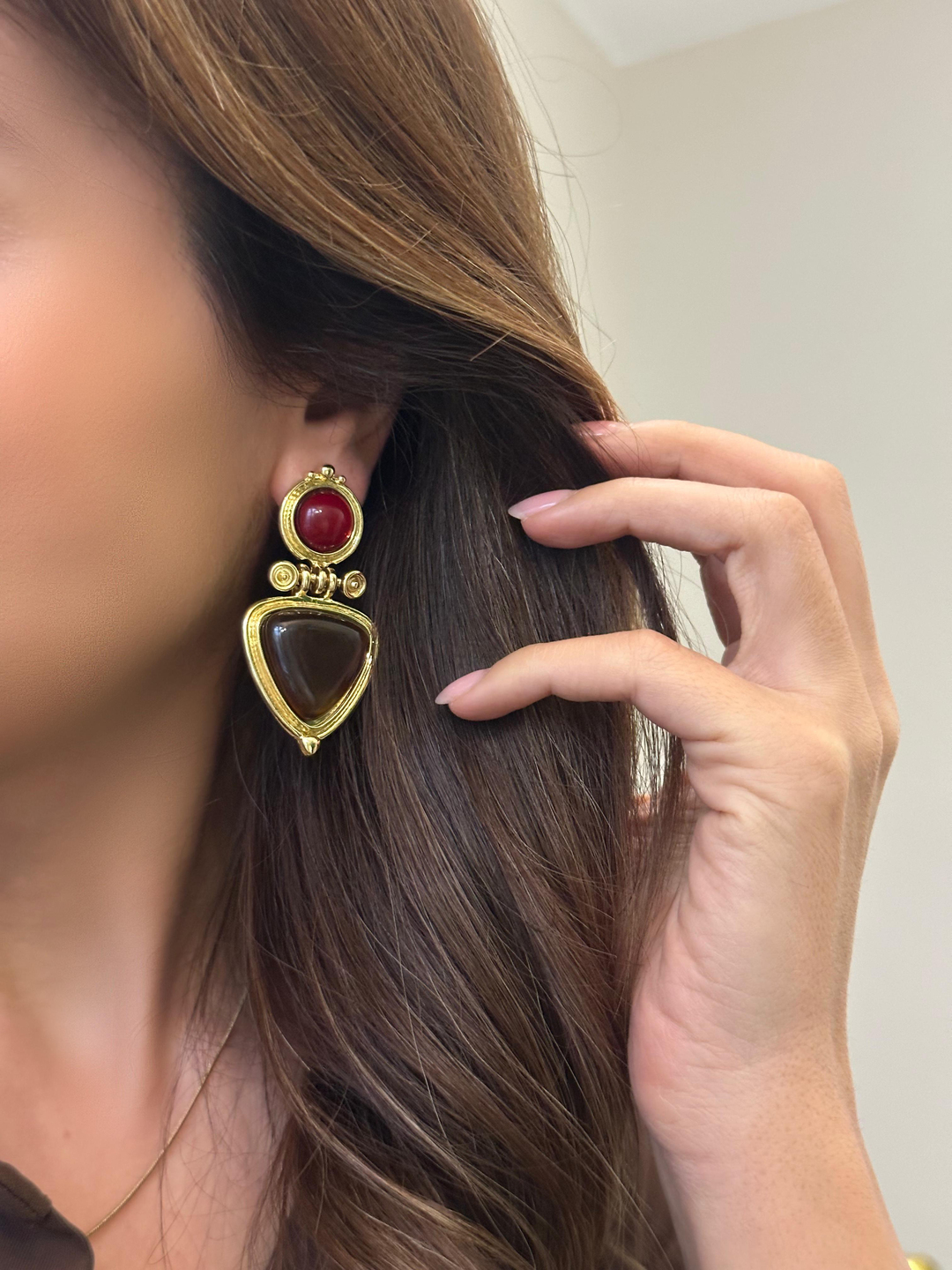 Altın Kaplama Kırmızı Taşlı Üçgen Vintage Küpe Kehribar