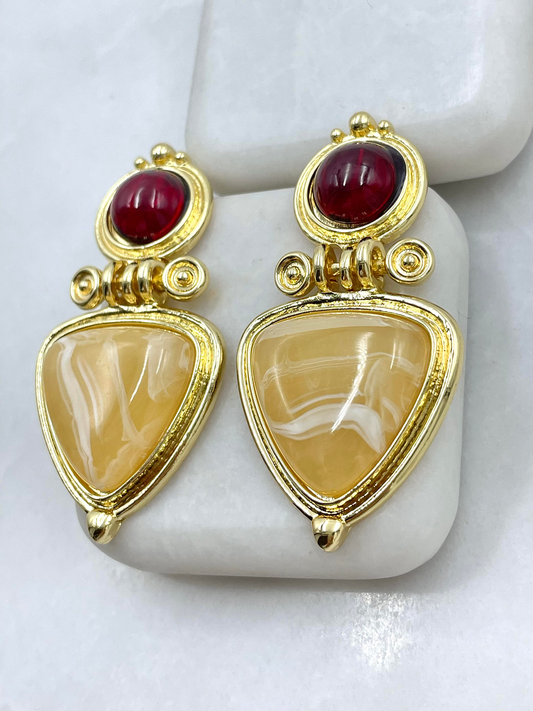 Altın Kaplama Kırmızı Taşlı Üçgen Vintage Küpe Bej