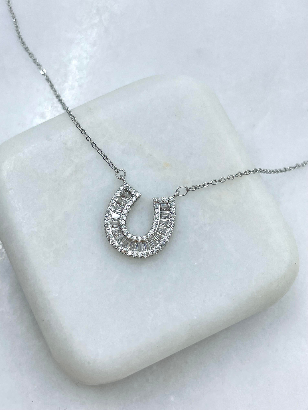 Altın Kaplama Gömme ve Kristal Taşlı U Model Kolye Gümüş