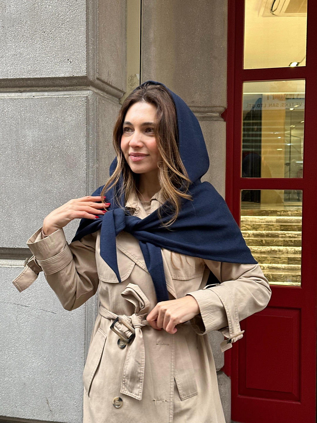 Üçgen Kapüşonlu Omuz Şalı Lacivert