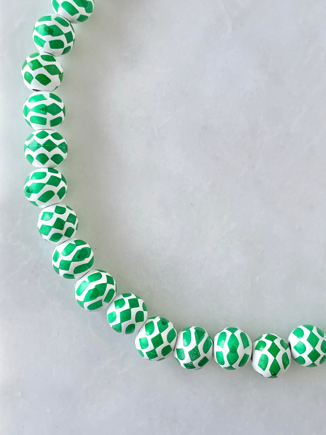 Desenli Tahta Boncuk Kolye Yeşil Gümüş