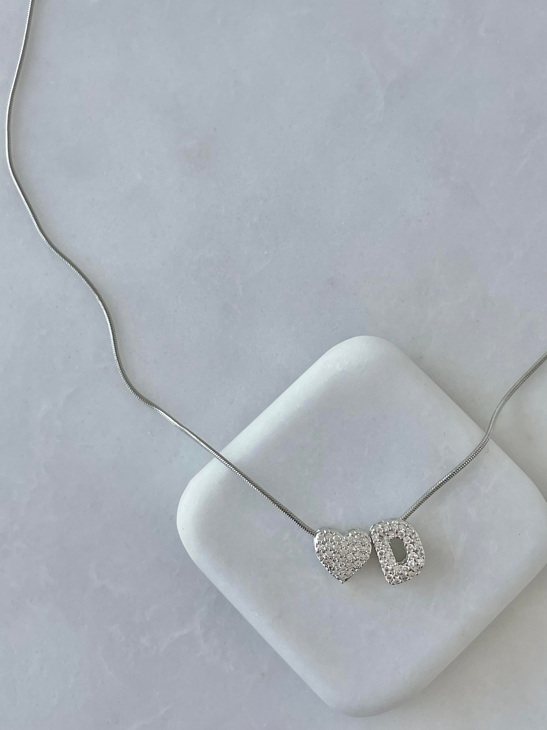 Çelik Gömme Taşlı Kalpli Harf Kolye Gümüş