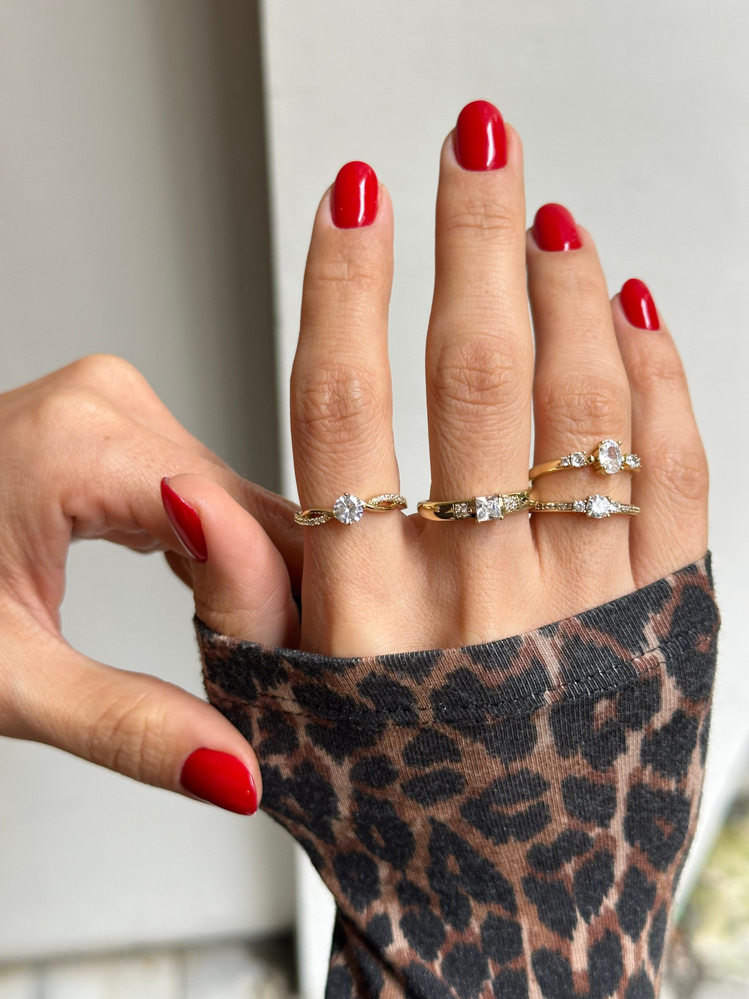 Özel Seri Oval Kristal Taşlı Yüzük Gold