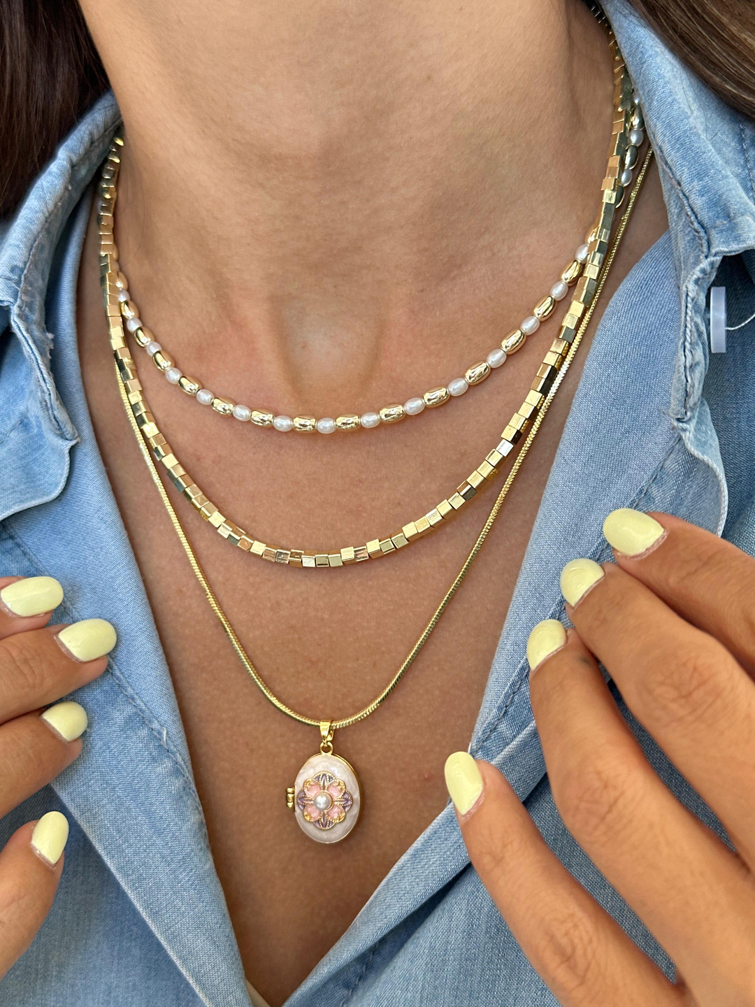 Altın Kaplama İncili Çiçek Model Kapaklı Kolye Ekru