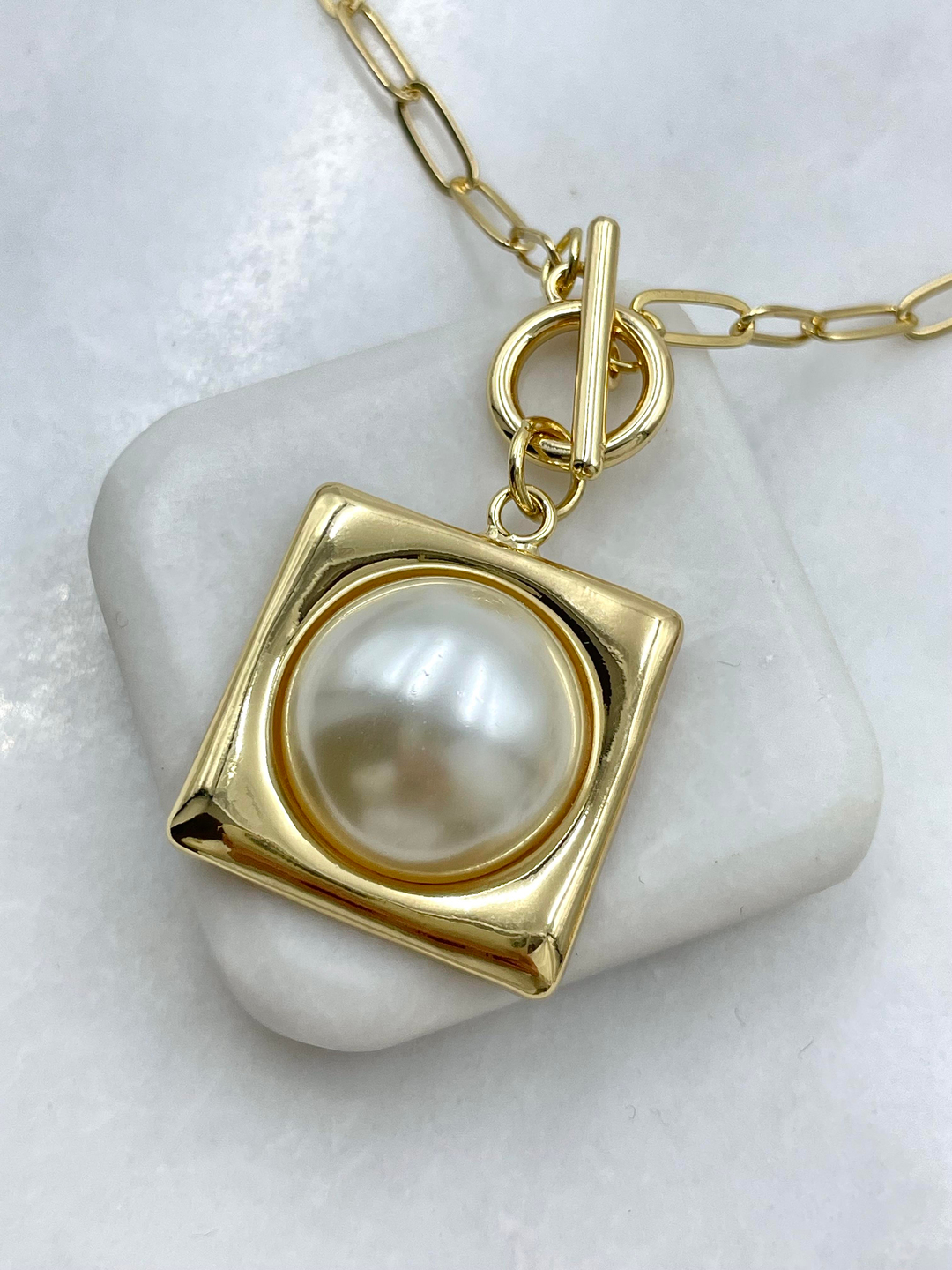 Altın Kaplama Gold Kare Çerçeveli İnci Önden Kilit Kolye Gold