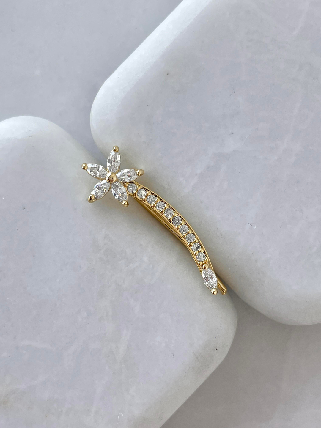 Altın Kaplama Çiçekli Taşlı Uzun Kıkırdak Küpe Gold