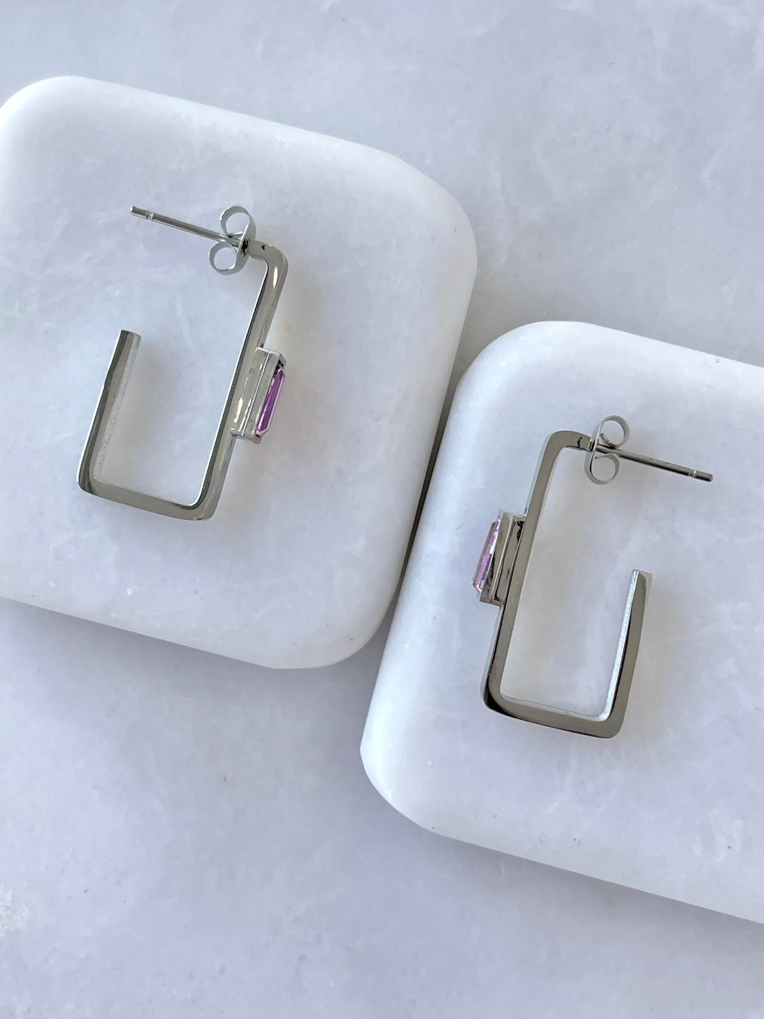 Çelik Mor Yansımalı Kristal Taşlı Dikdörgen Küpe Gümüş