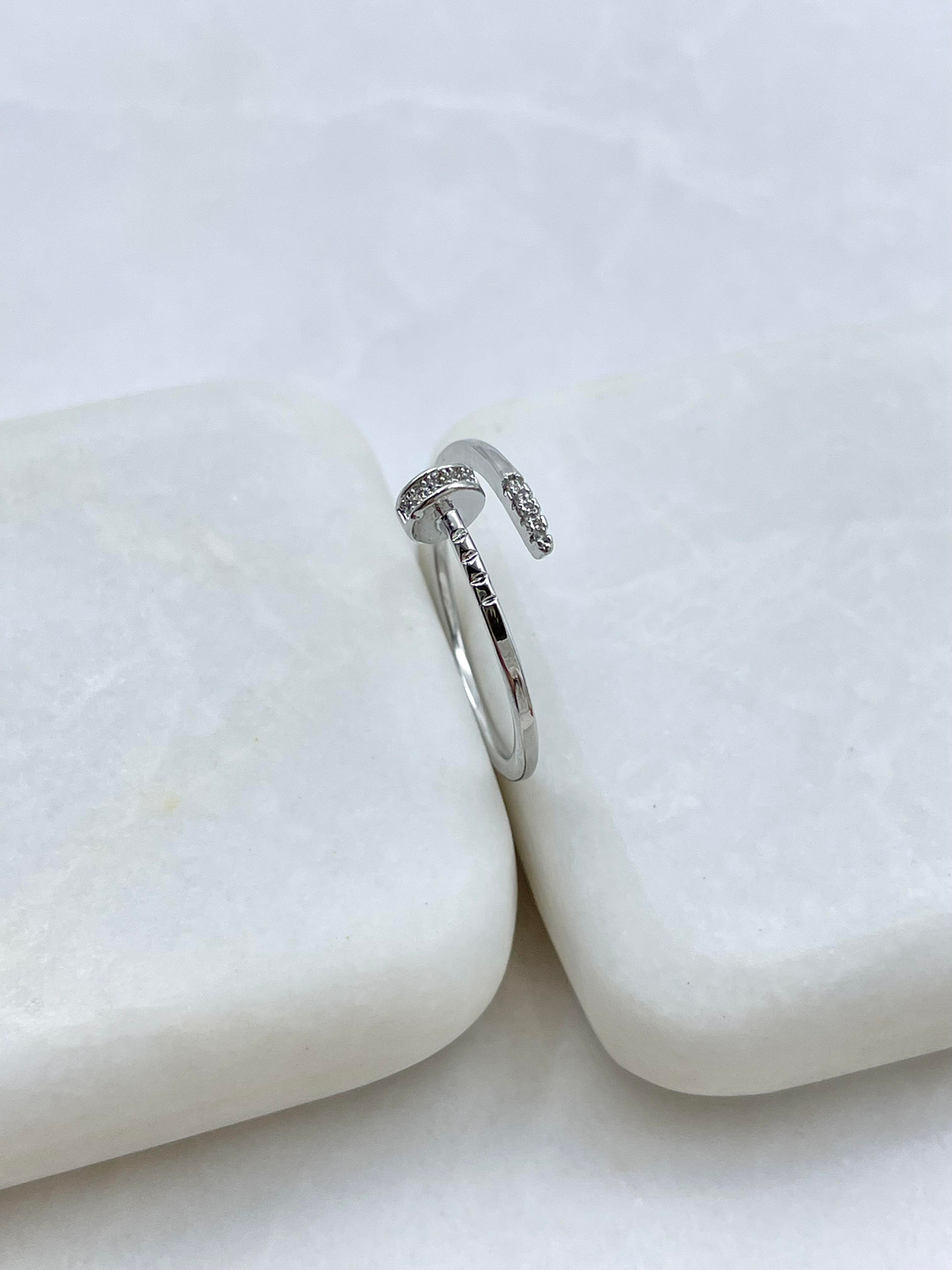 Altın Kaplama Gömme Taşlı ve Desenli Çivi Yüzük Gümüş