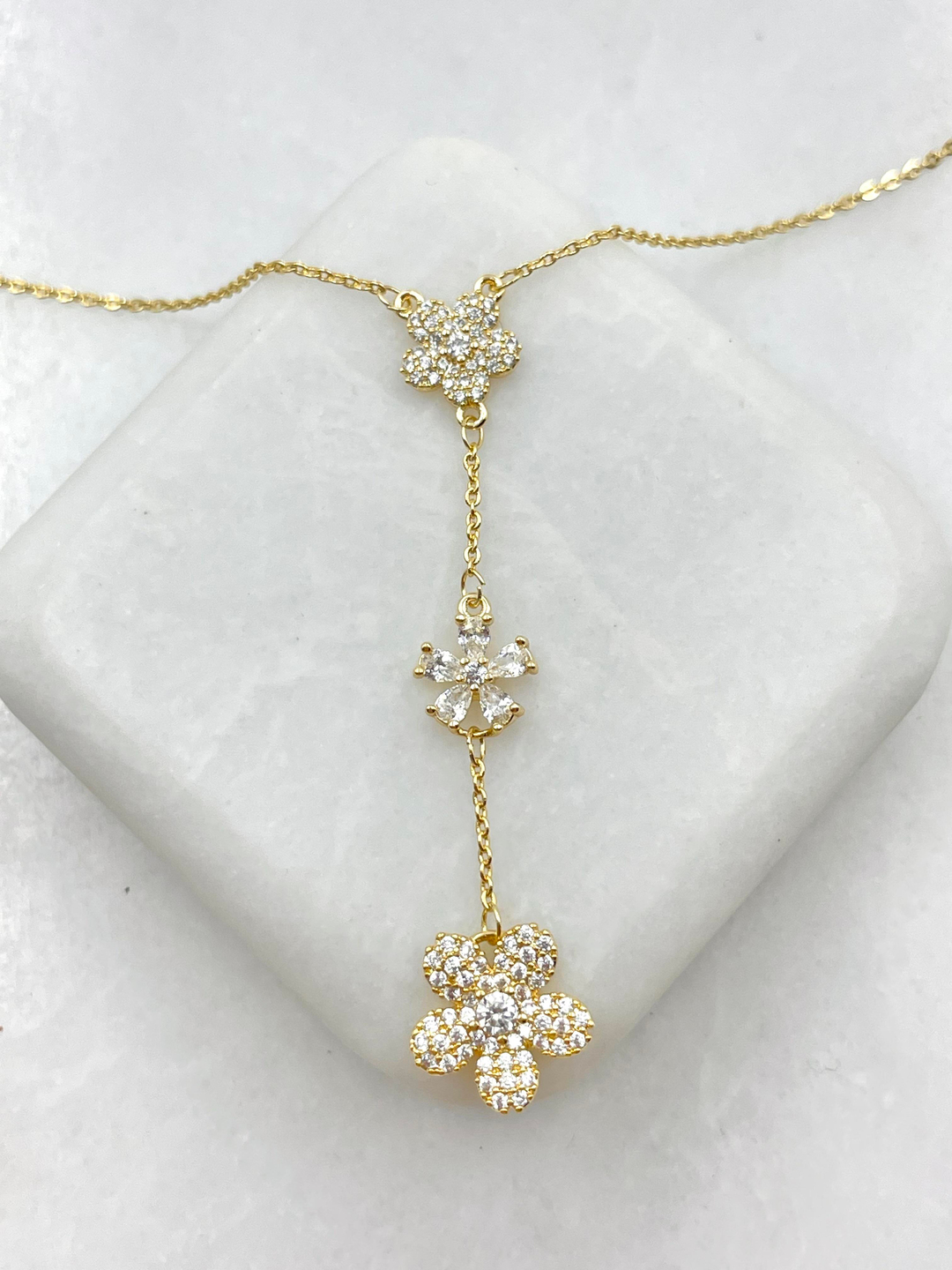 Altın Kaplama Üçlü Kristal Çiçek Sallantılı Kolye Gold