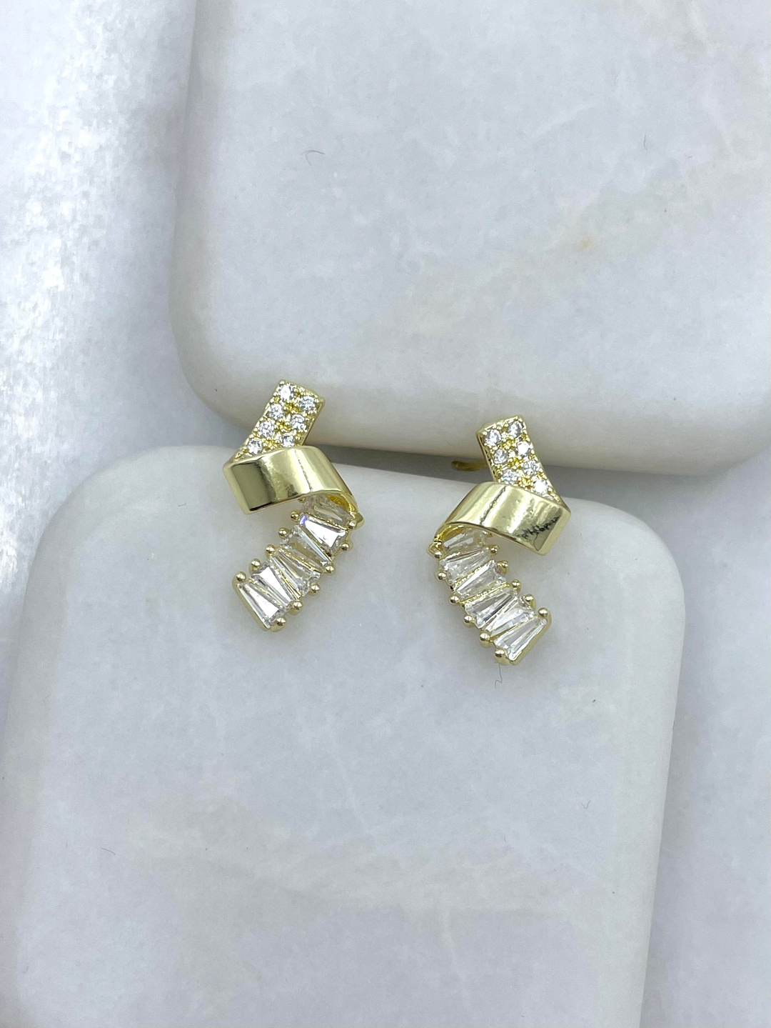 Altın Kaplama Baget Taşlı Kıvrım Küpe Gold