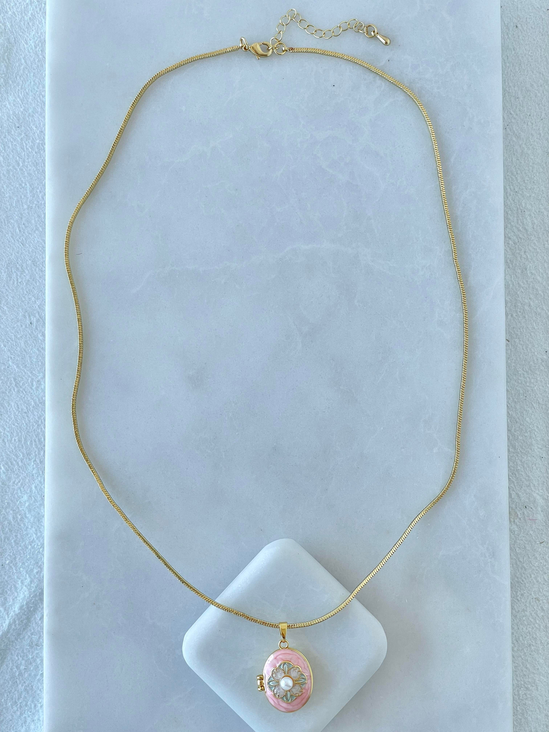 Altın Kaplama İncili Çiçek Model Kapaklı Kolye Pembe