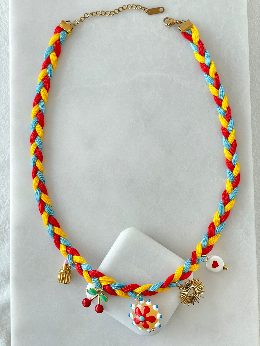 Çelik Çiçek ve Kiraz Sallantılı Turuncu Örgü İp Kolye Gold