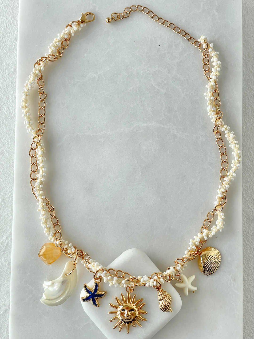 Altın Kaplama Charm Sallantılı Sarmal İnci ve Zincir Kolye Gold