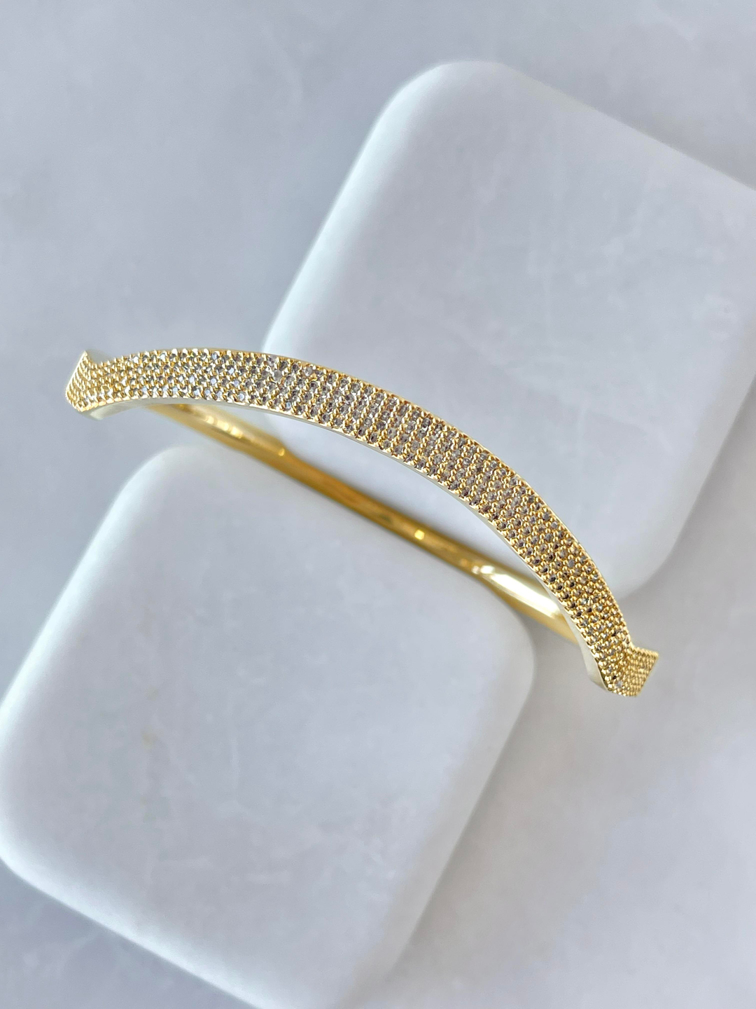 Özel Seri Oval Kesim Zirkon Taşlı Kelepçe Gold