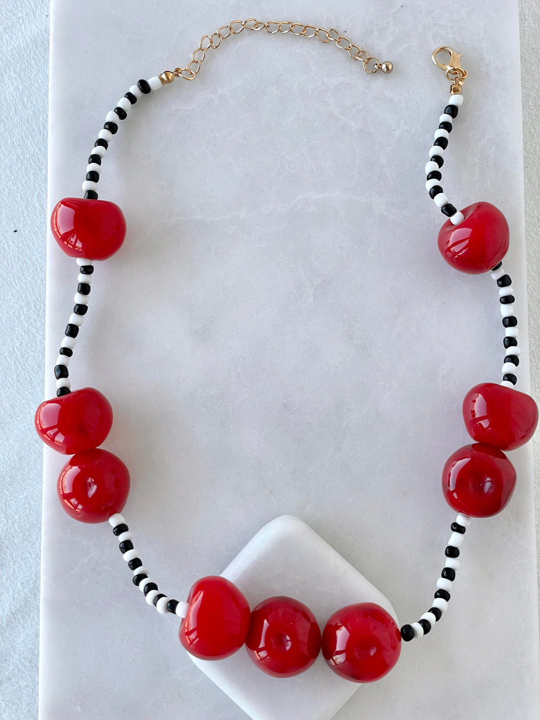 Siyah Beyaz Boncuklu Kiraz Kolye Gold